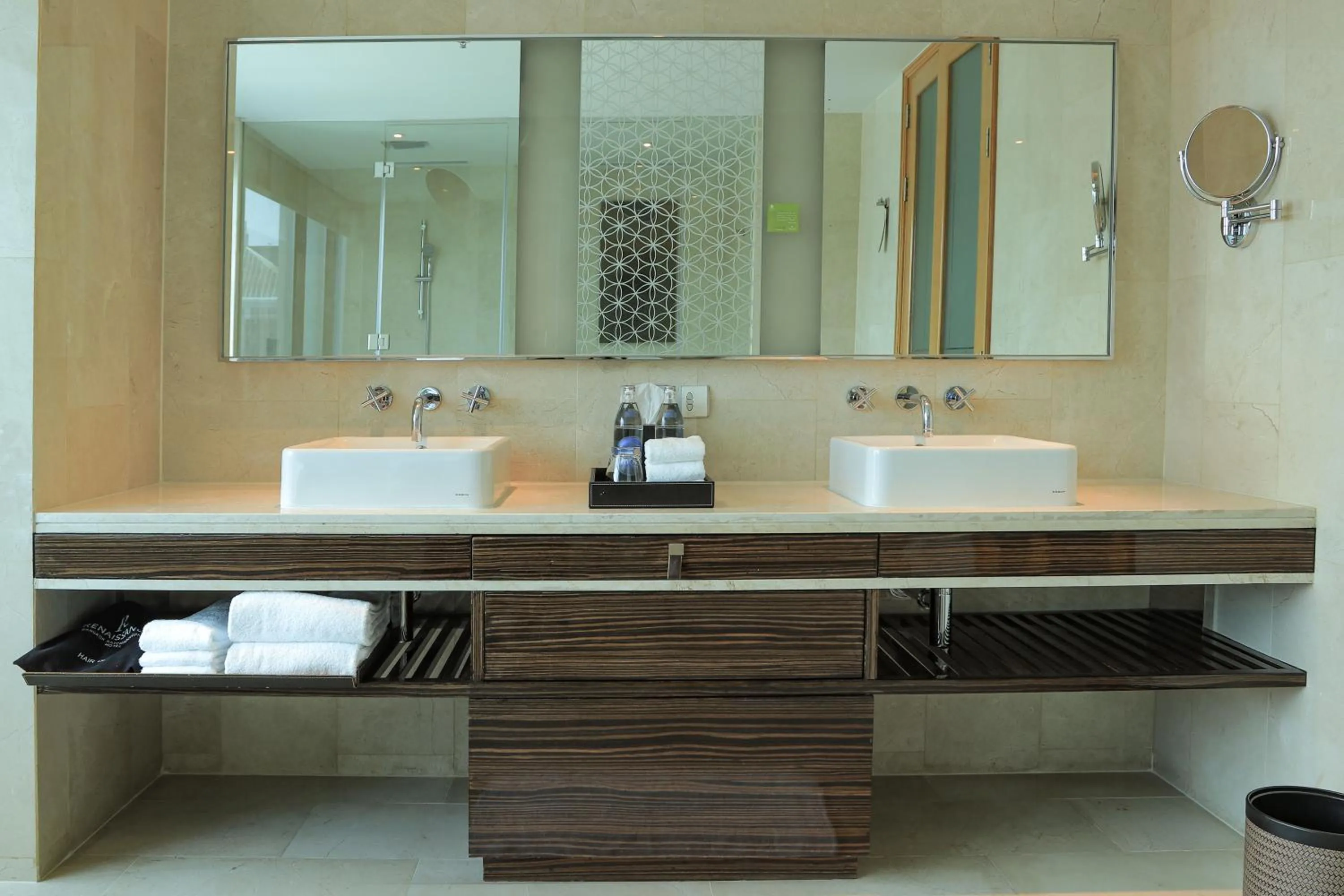 Executive Suite, Club lounge access, 1 Bedroom Suite, 1 King in Renaissance Bangkok Ratchaprasong Hotel by Marriott