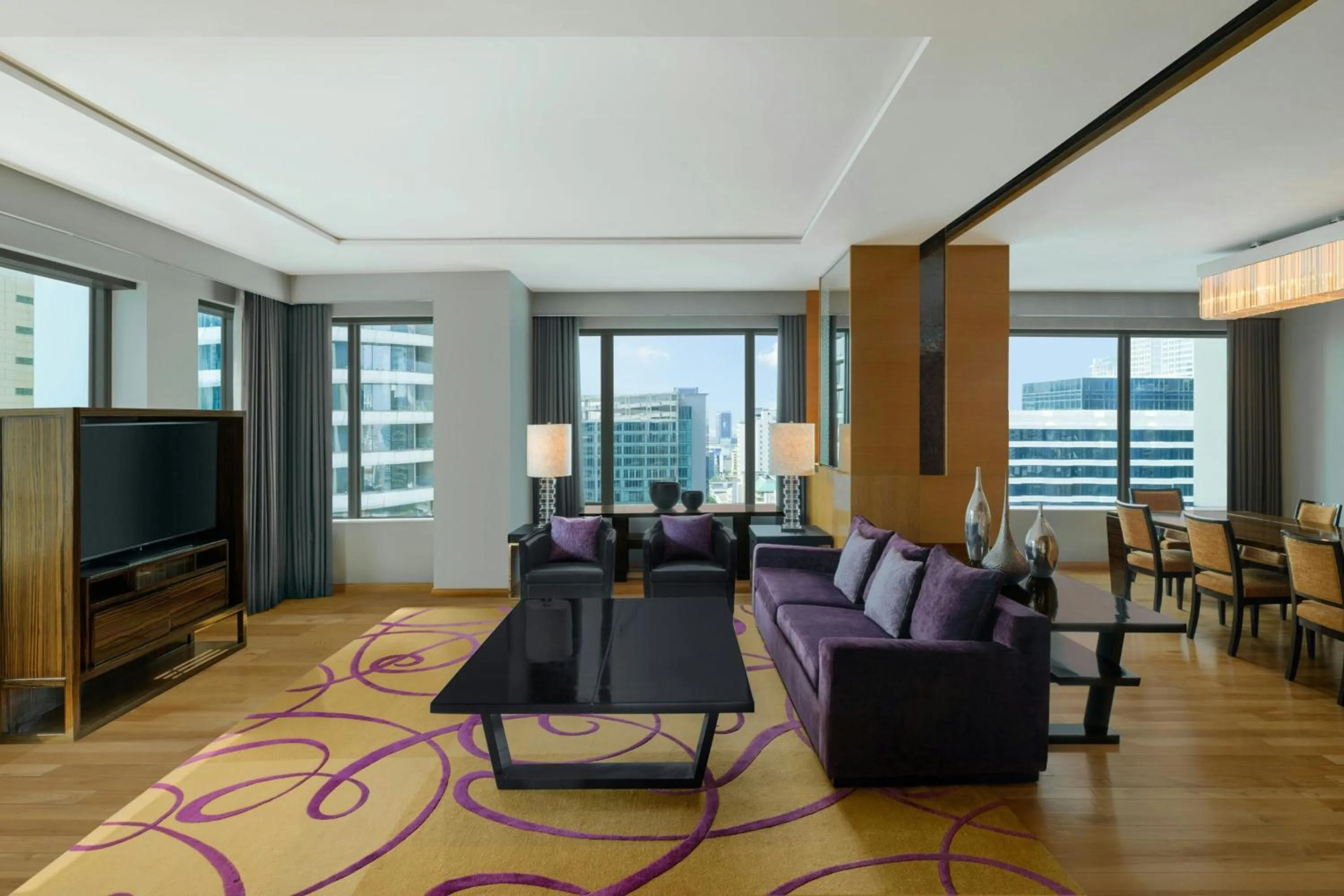 Living room in Renaissance Bangkok Ratchaprasong Hotel by Marriott