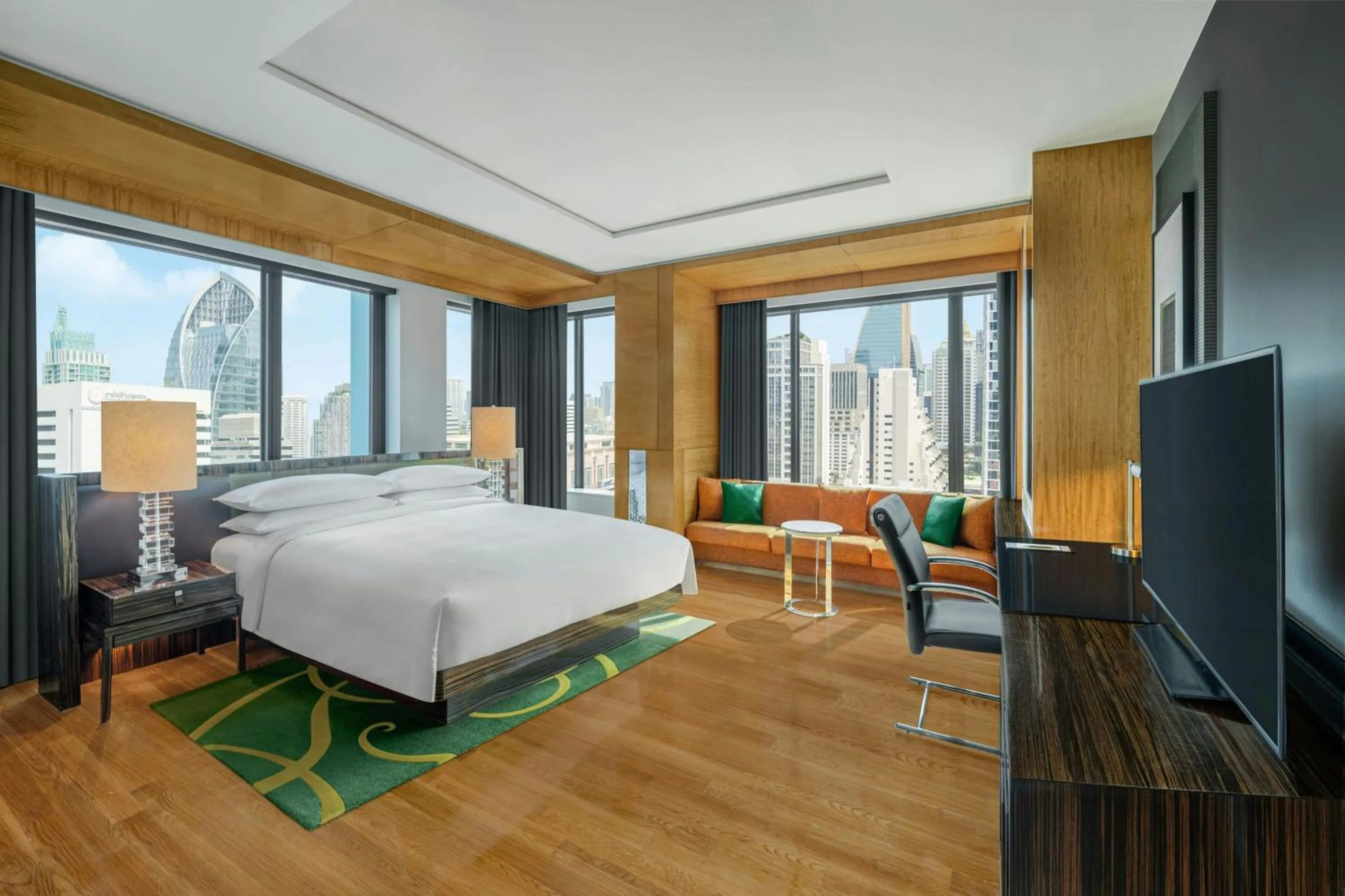 Photo of the whole room, Bed in Renaissance Bangkok Ratchaprasong Hotel by Marriott