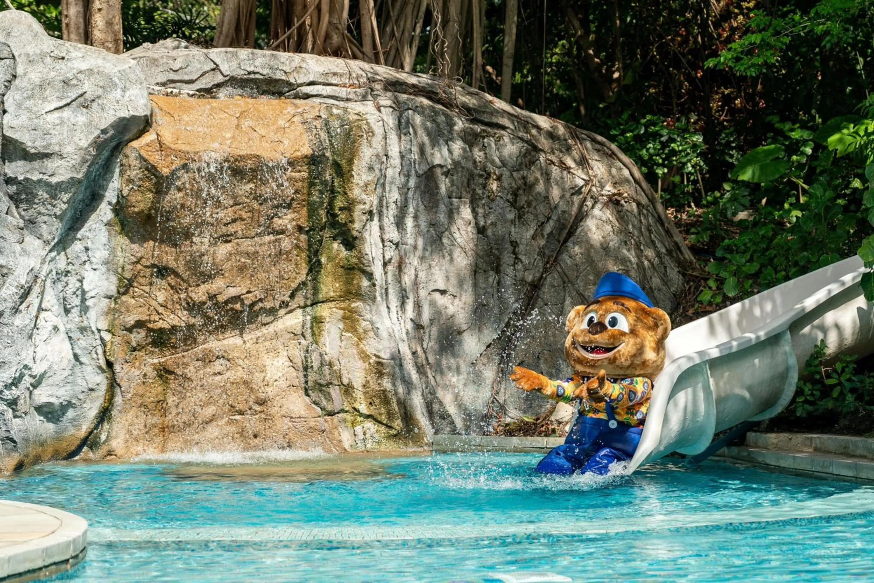 Swimming pool in Renaissance Phuket Resort & Spa