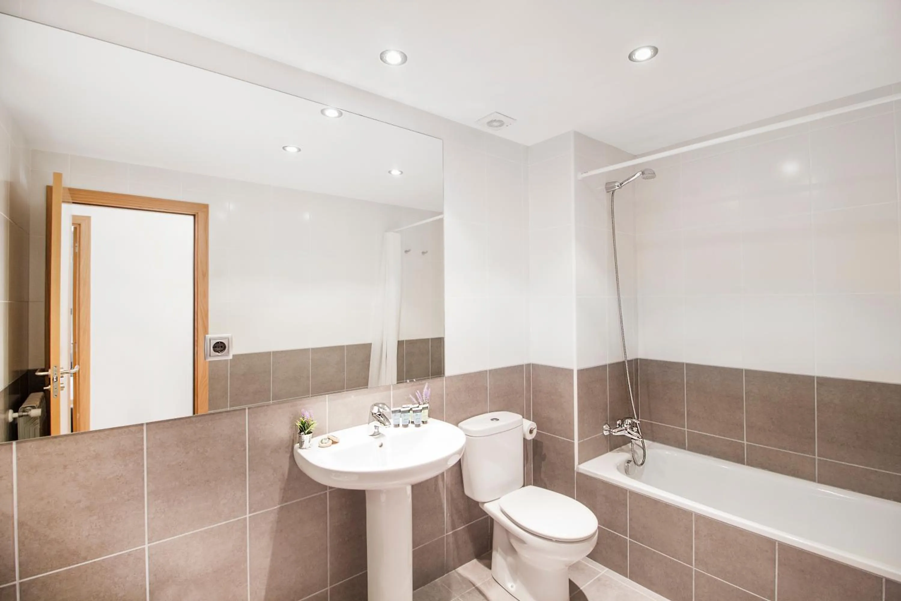 Bathroom in Font del Ferro Apartments