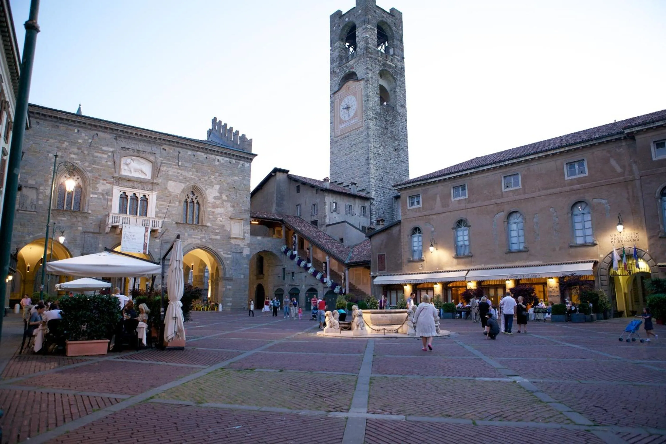 Area and facilities in GombitHotel