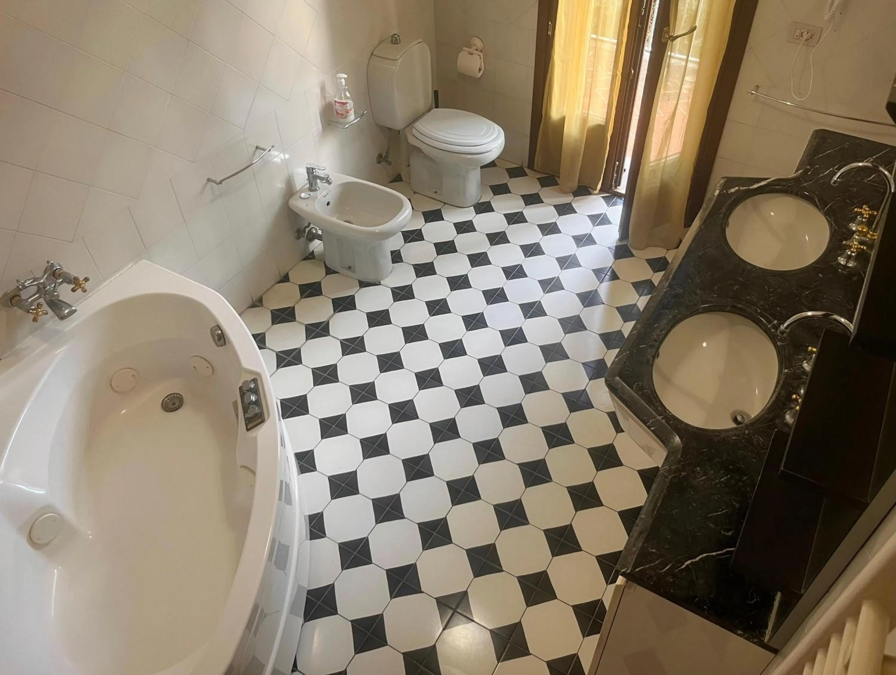 Toilet in Il Cielo di Lucio