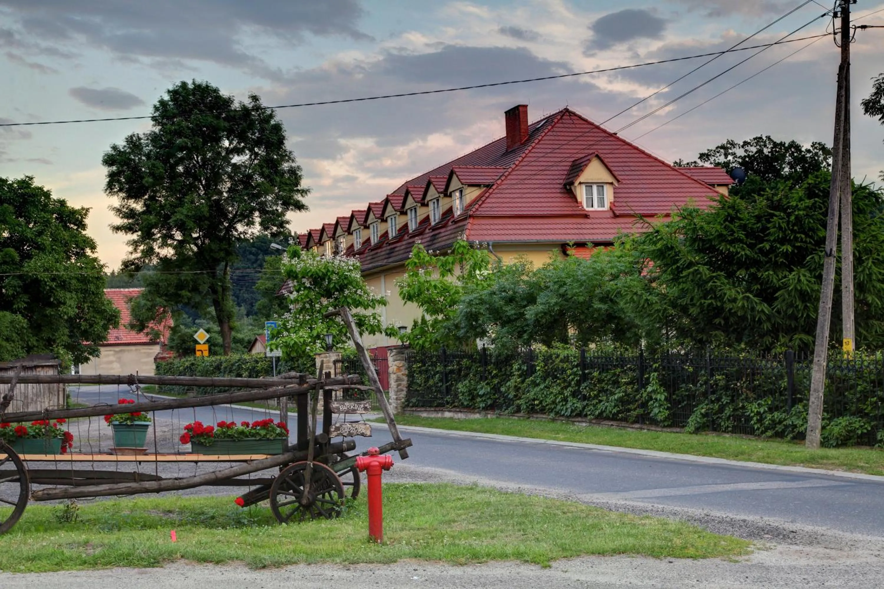 Property building in Zespół Pałacowo-Parkowy Bądzów