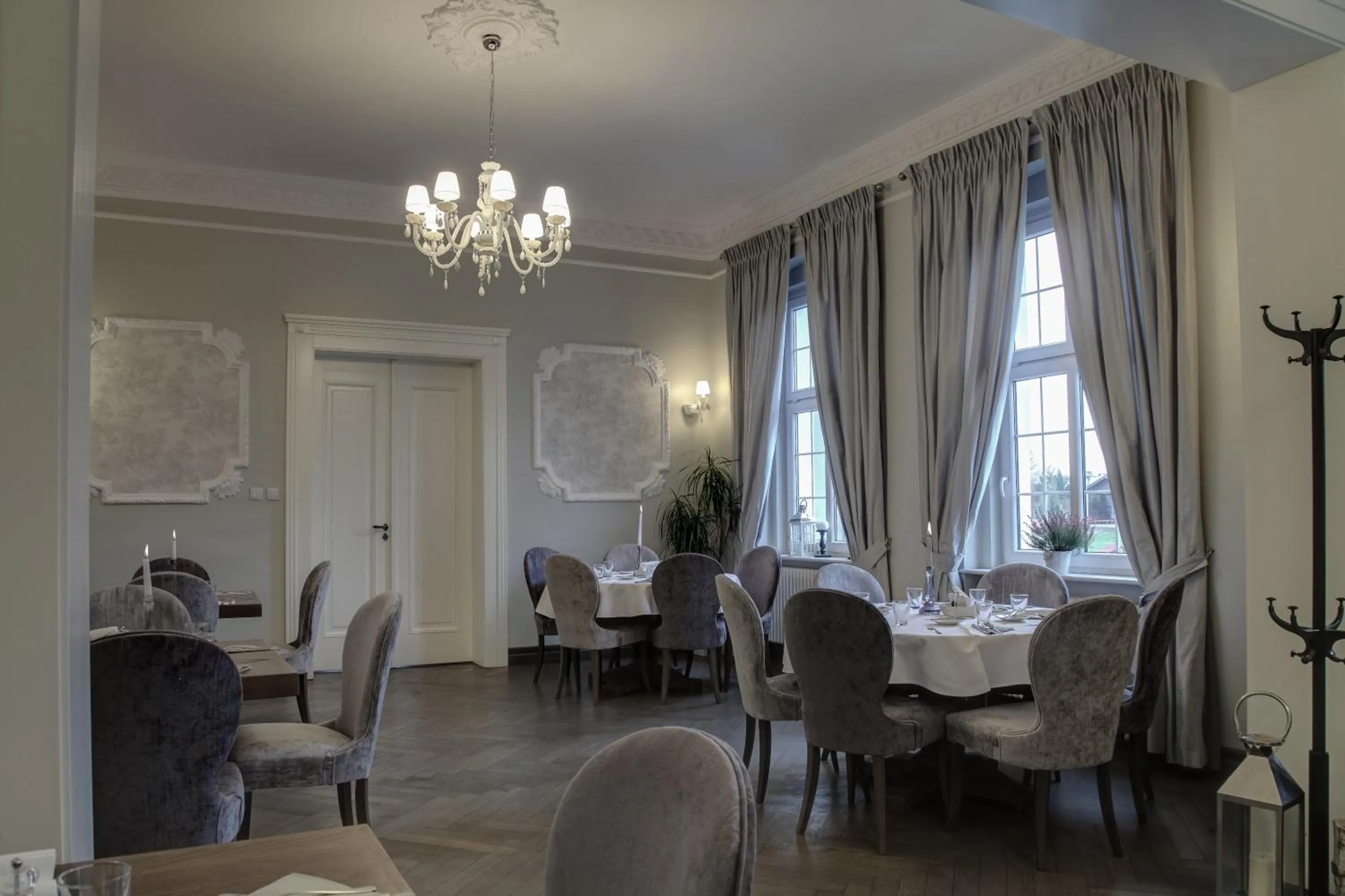 Restaurant/places to eat in Zespół Pałacowo-Parkowy Bądzów