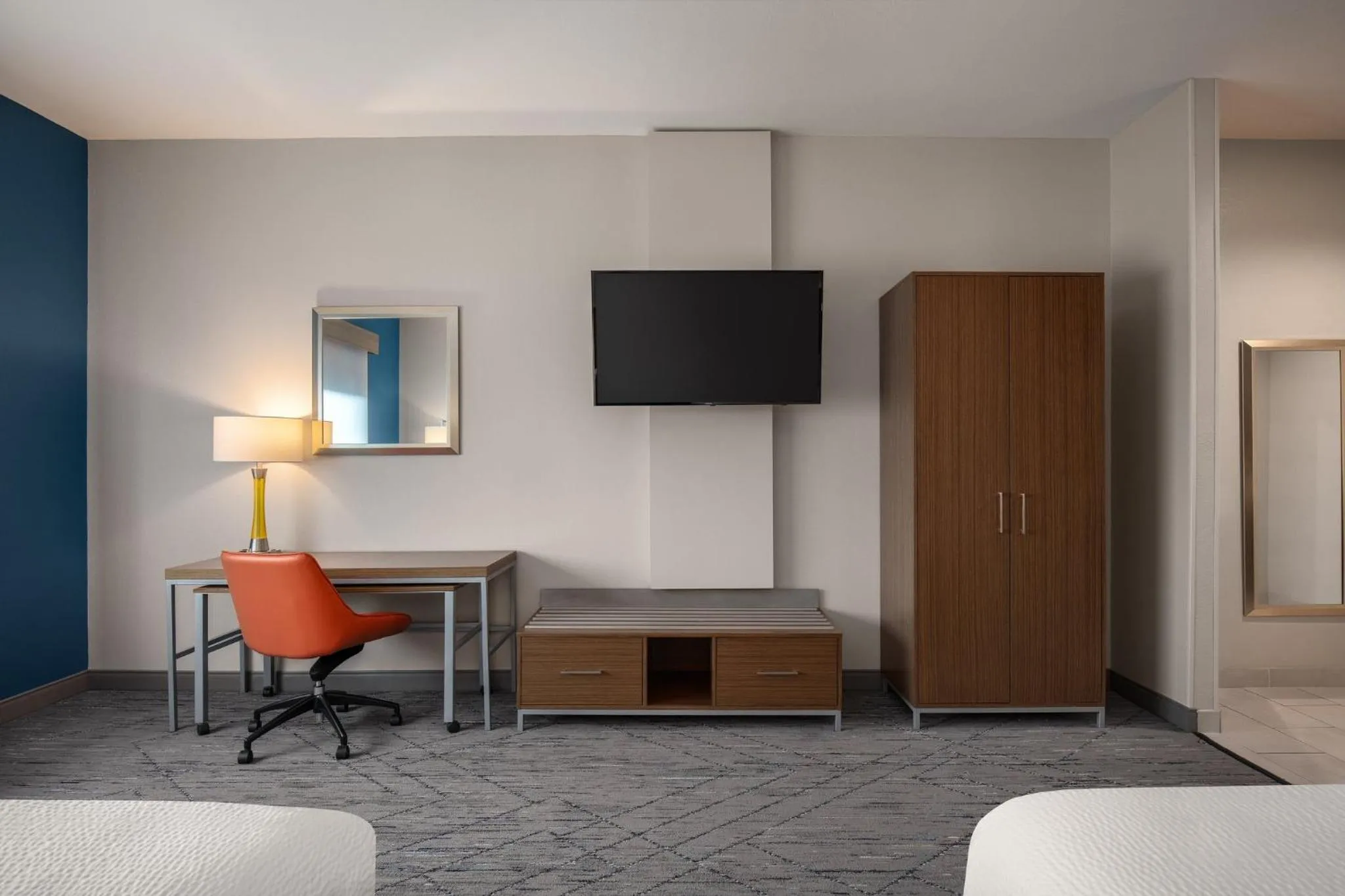 Photo of the whole room, Bed in Holiday Inn Express & Suites - Dripping Springs - Austin Area by IHG