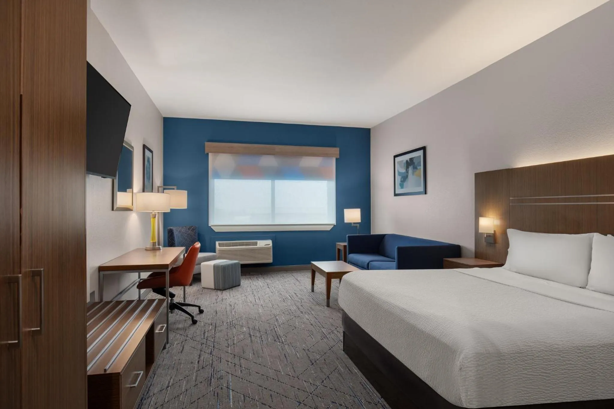 Photo of the whole room, Bed in Holiday Inn Express & Suites - Dripping Springs - Austin Area by IHG