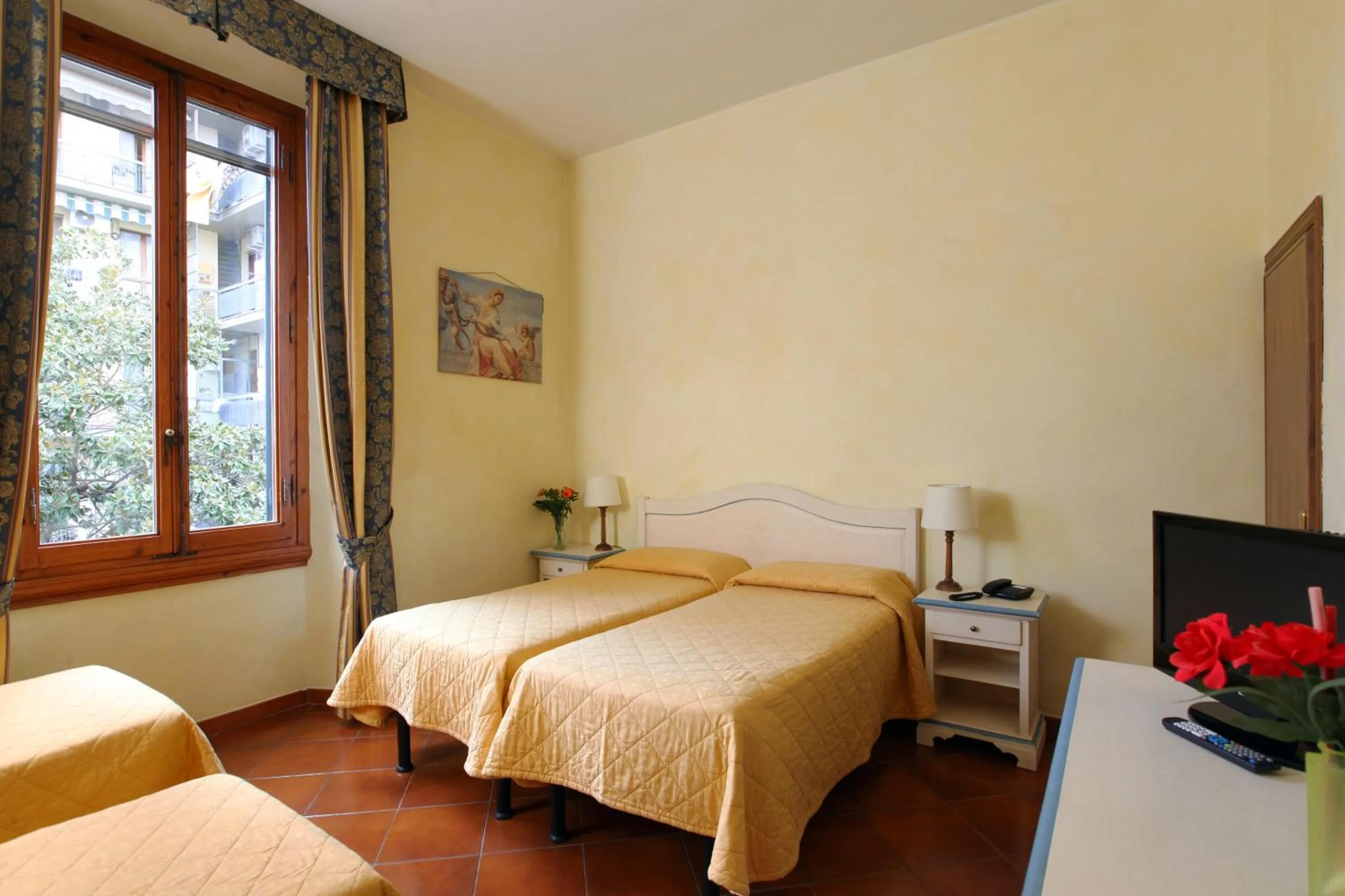 Bathroom, Bed in Hotel Bologna