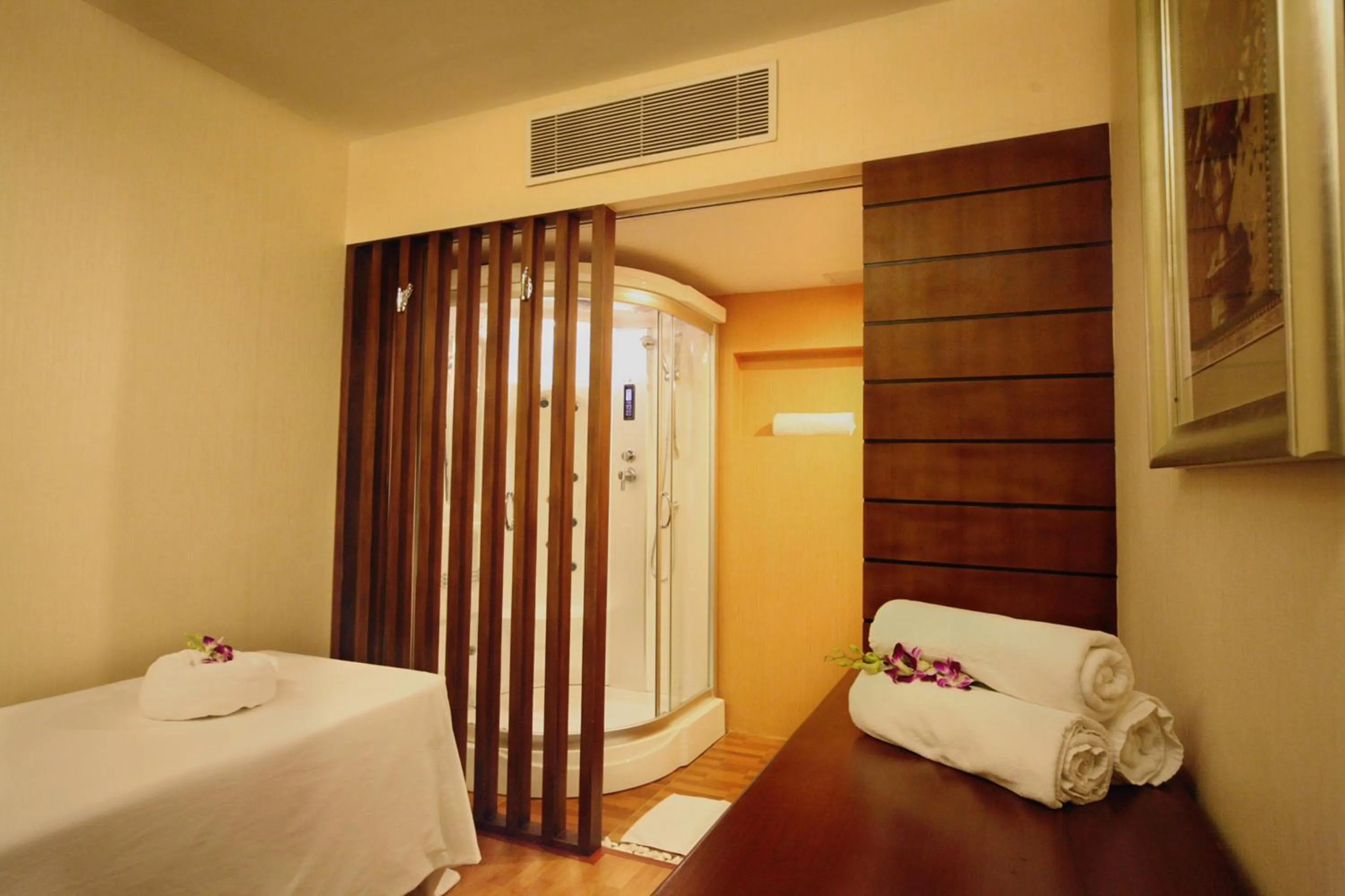 Public Bath, Bed in Halong Plaza Hotel