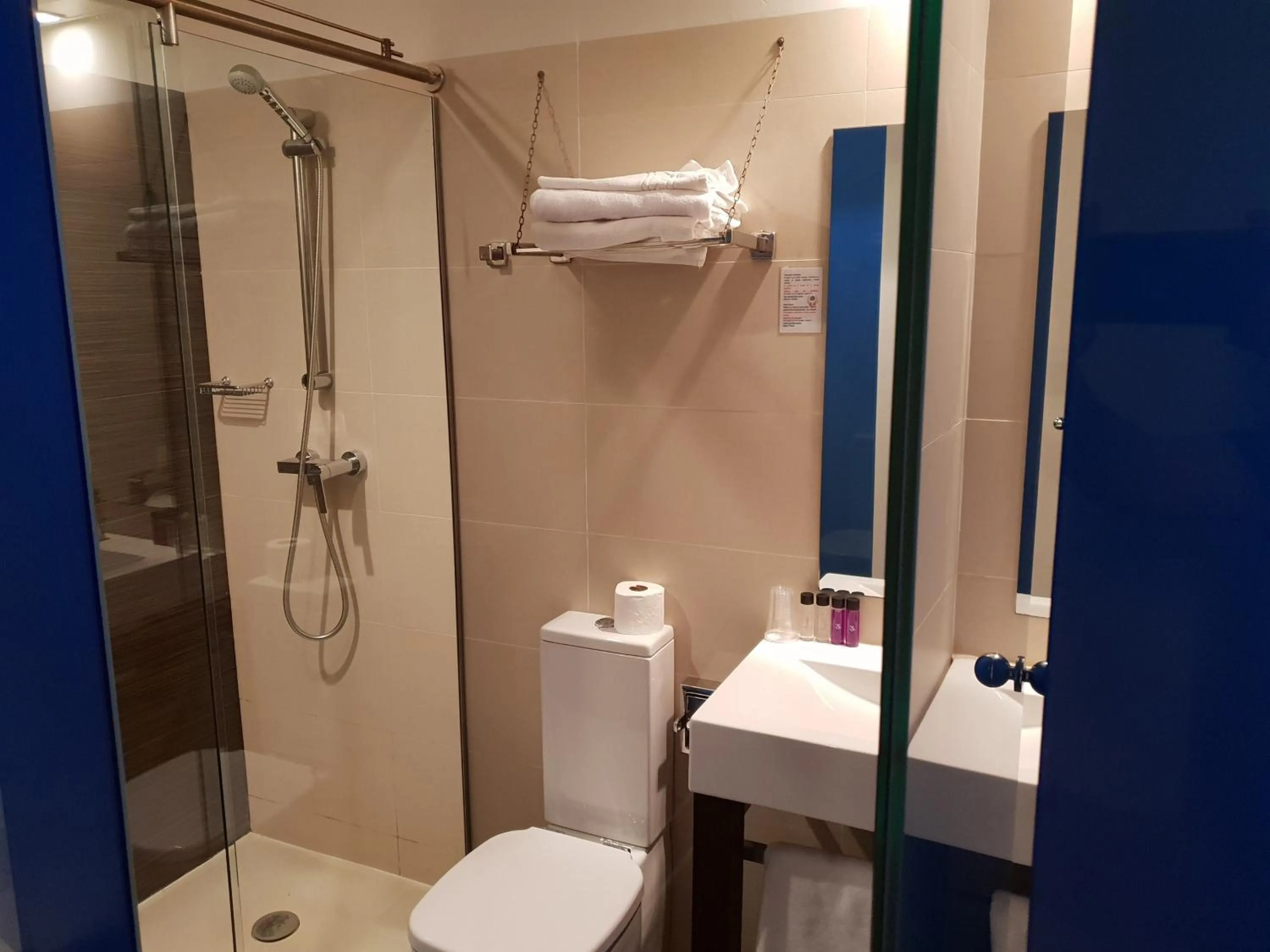 Bathroom in El Globo