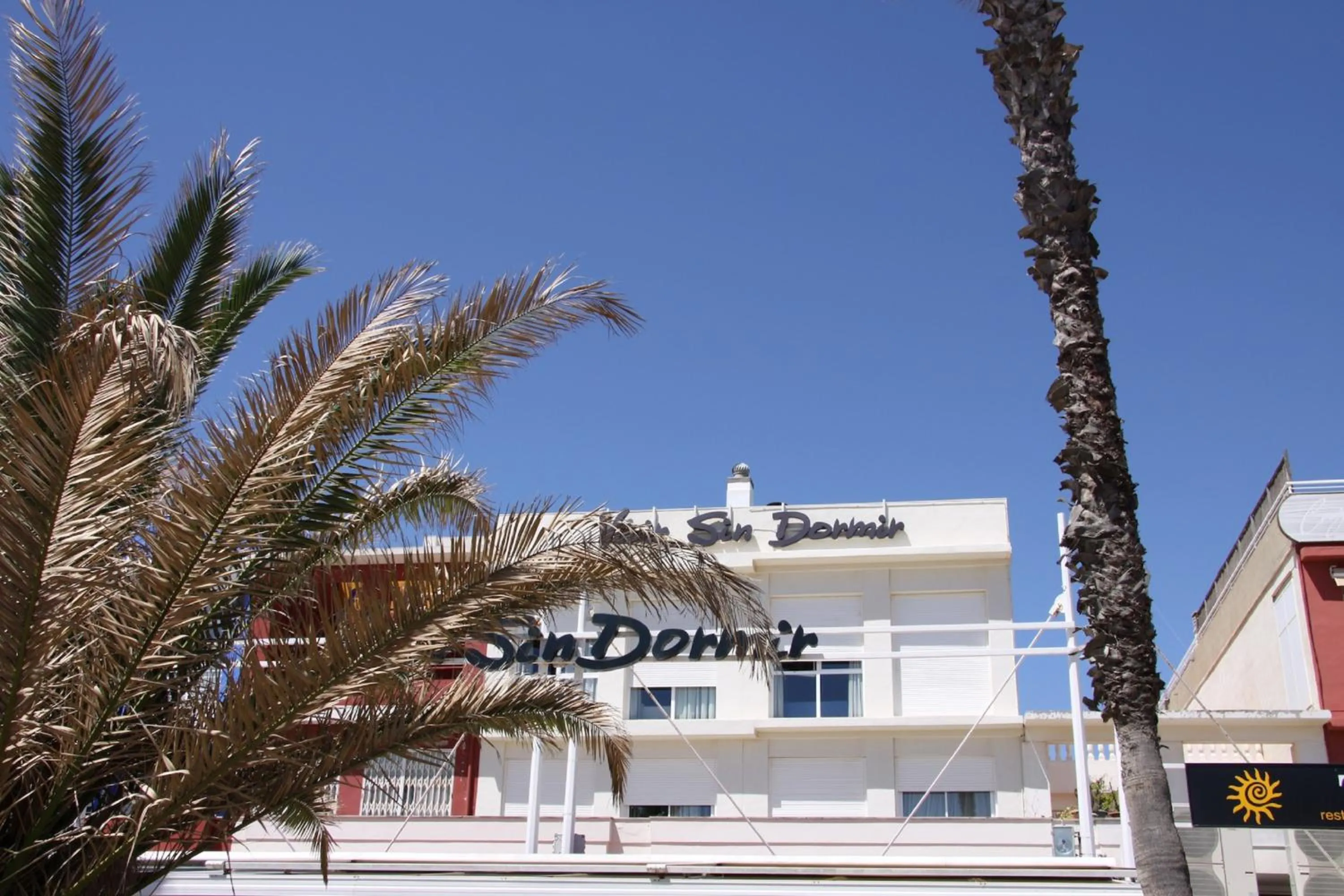 Facade/entrance in El Globo