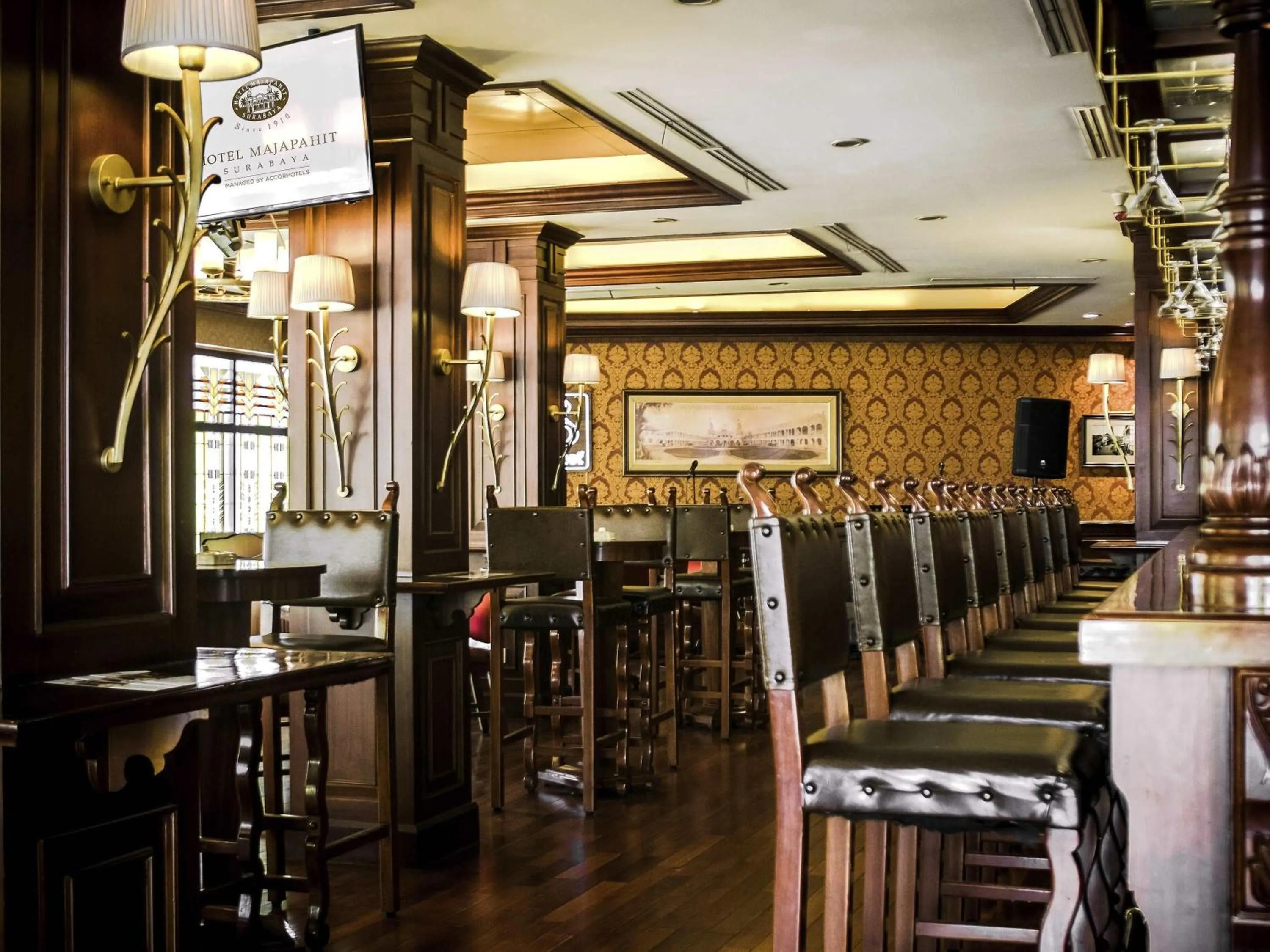 Lounge or bar in Hotel Majapahit Surabaya MGallery