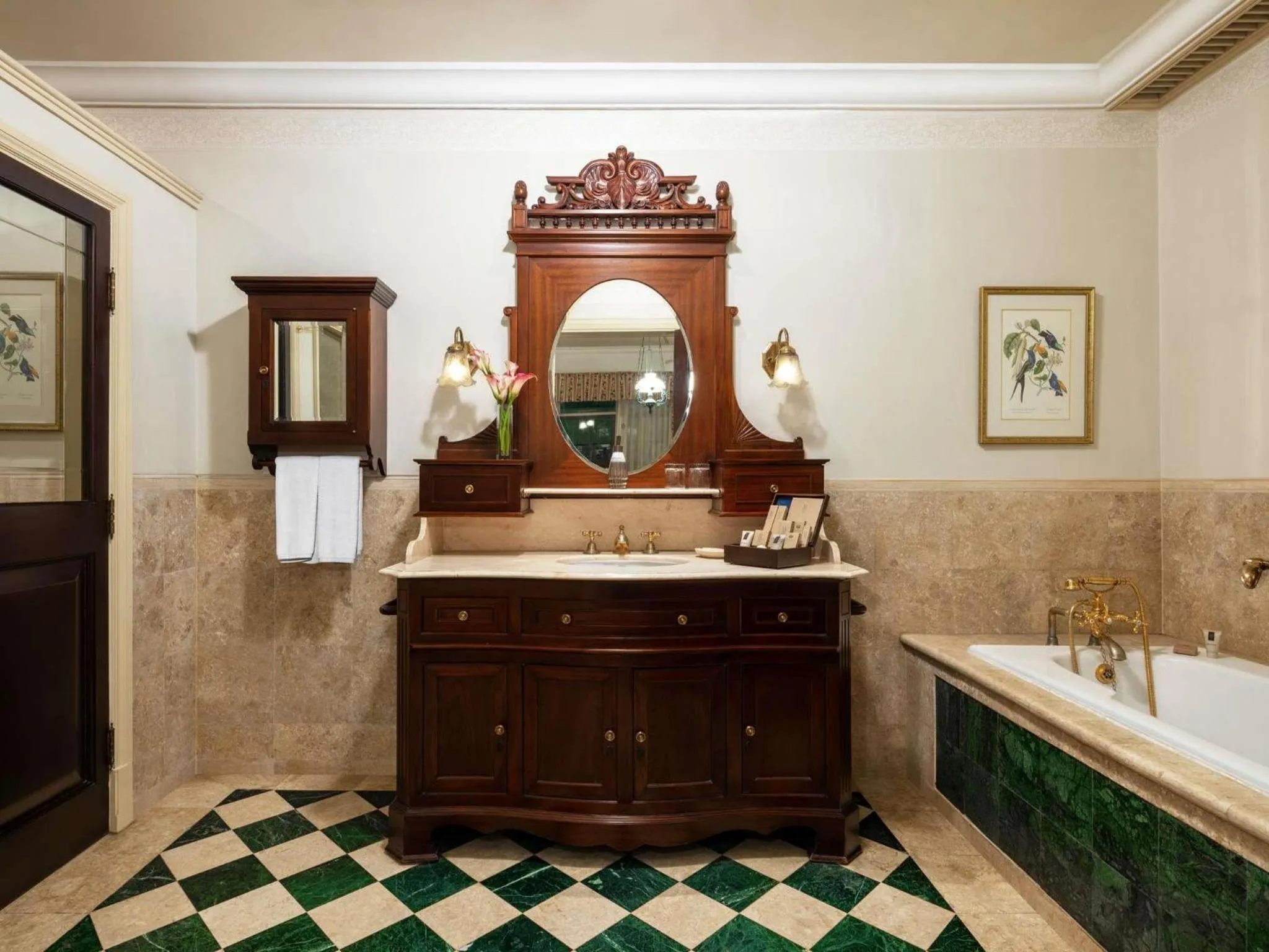 Photo of the whole room in Hotel Majapahit Surabaya MGallery