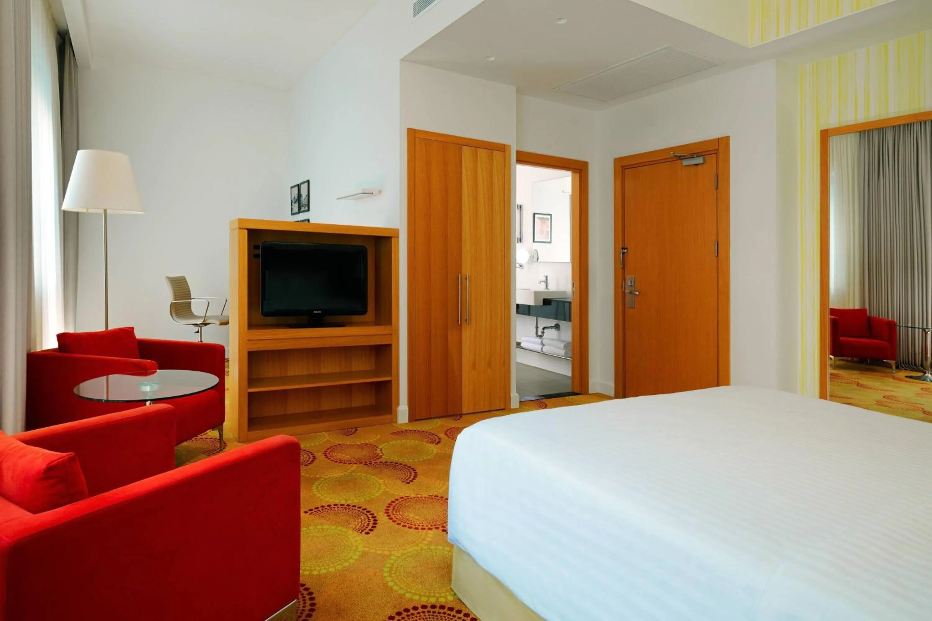Photo of the whole room, Bed in Courtyard by Marriott Budapest City Center