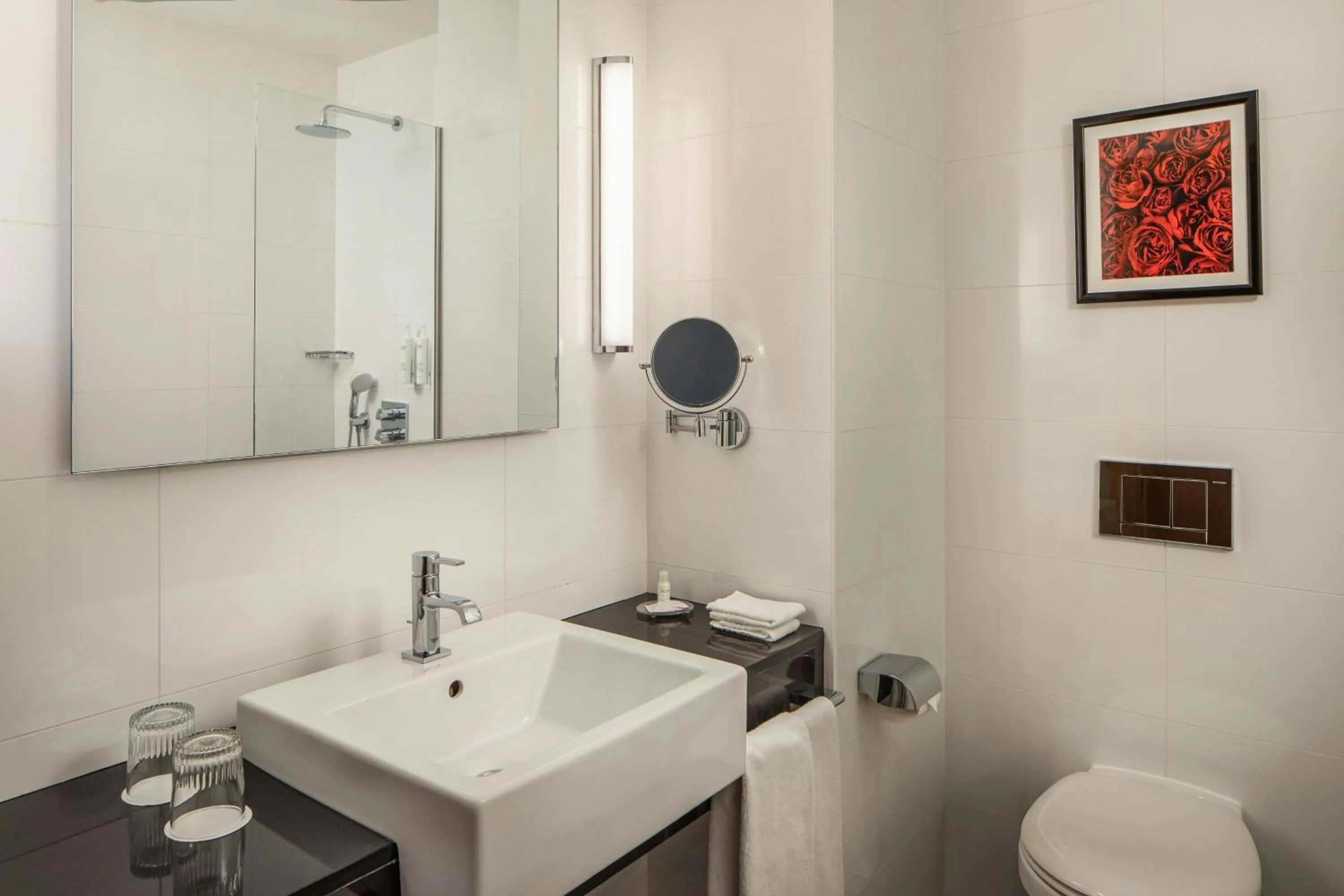 Photo of the whole room in Courtyard by Marriott Budapest City Center