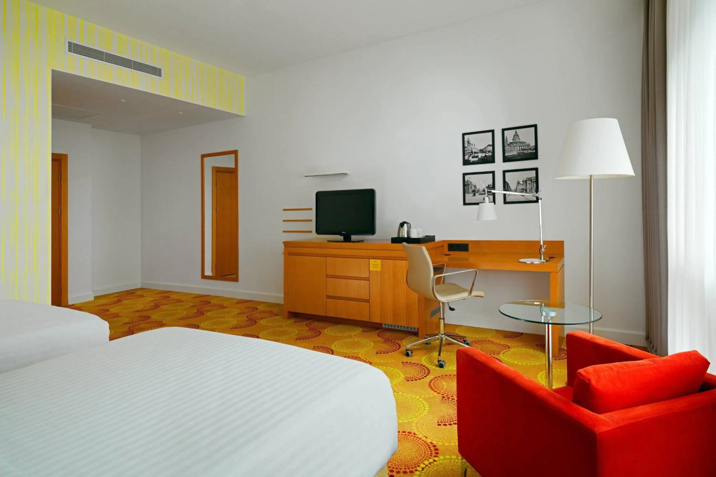 Photo of the whole room, Bed in Courtyard by Marriott Budapest City Center