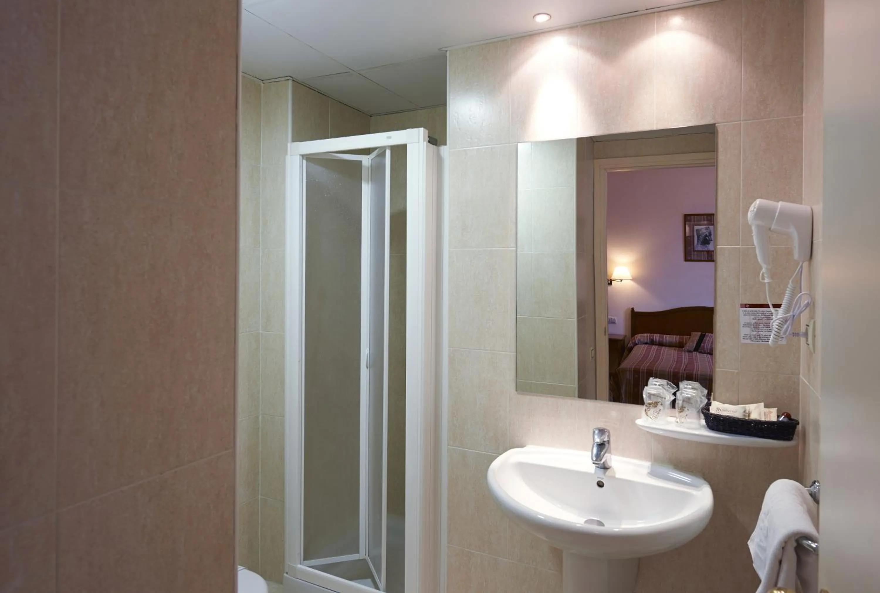 Shower in Hotel Abat Cisneros Montserrat