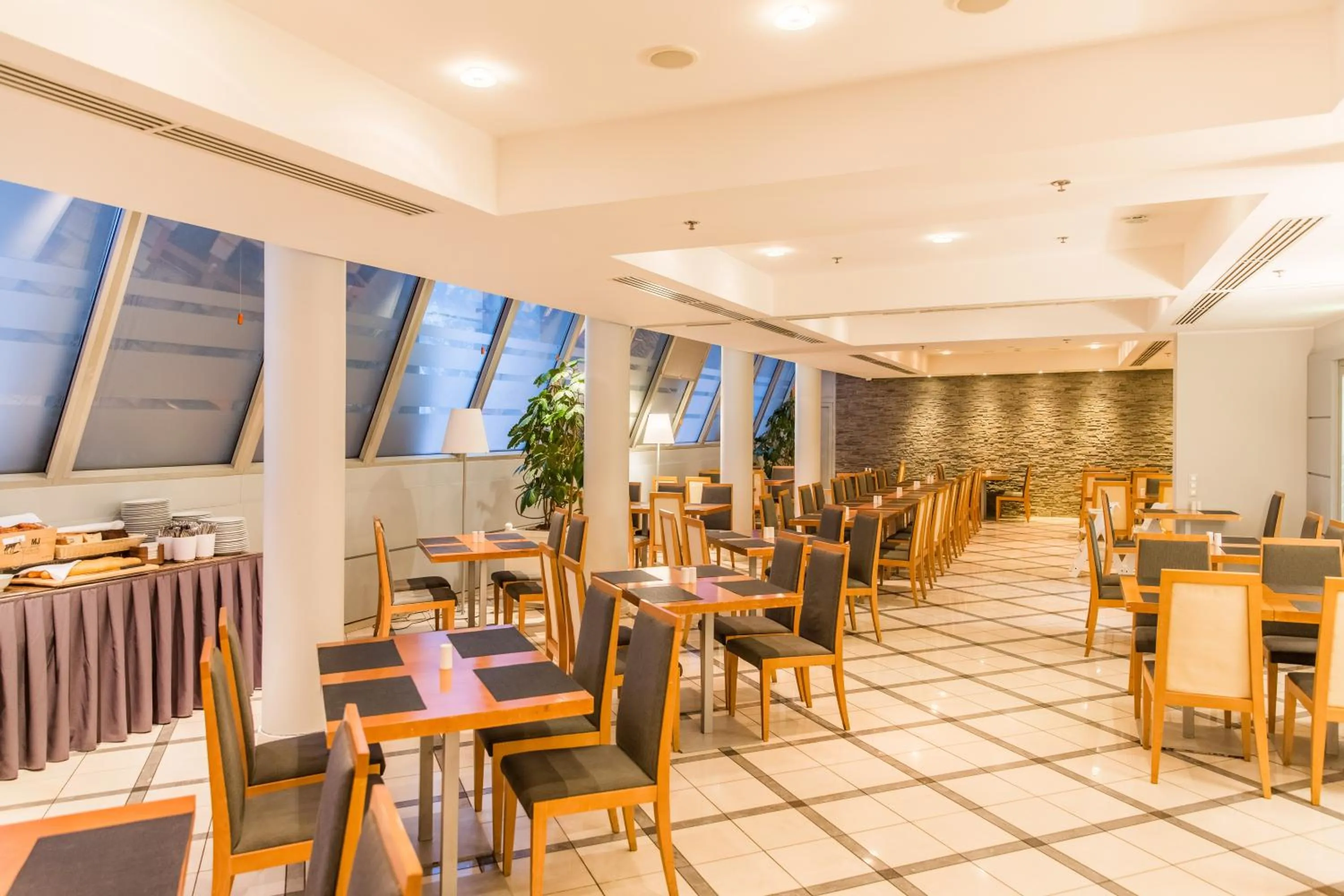 Restaurant/places to eat in Hestia Hotel Ilmarine