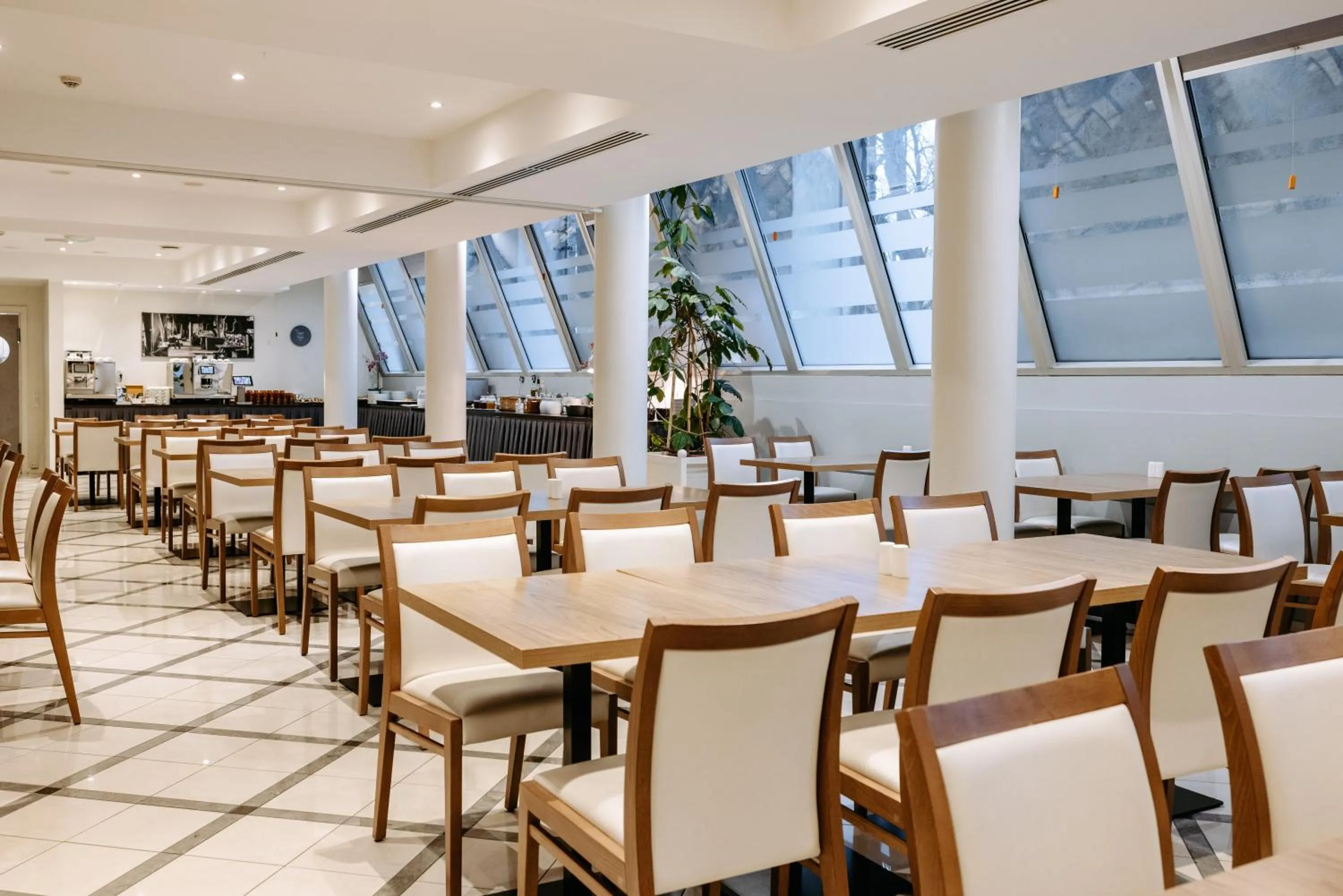 Restaurant/places to eat in Hestia Hotel Ilmarine
