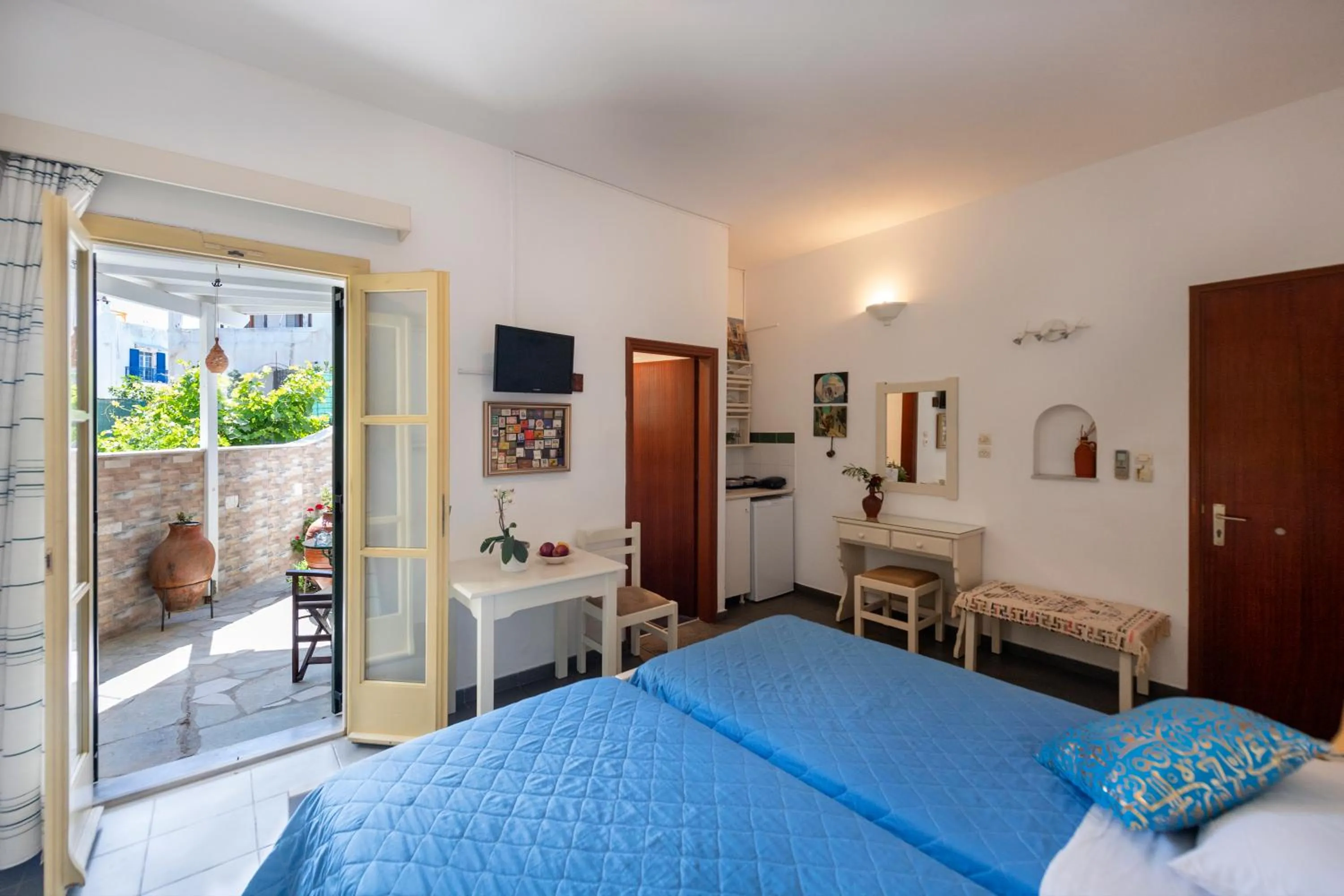 Photo of the whole room, Bed in Margarita Studios