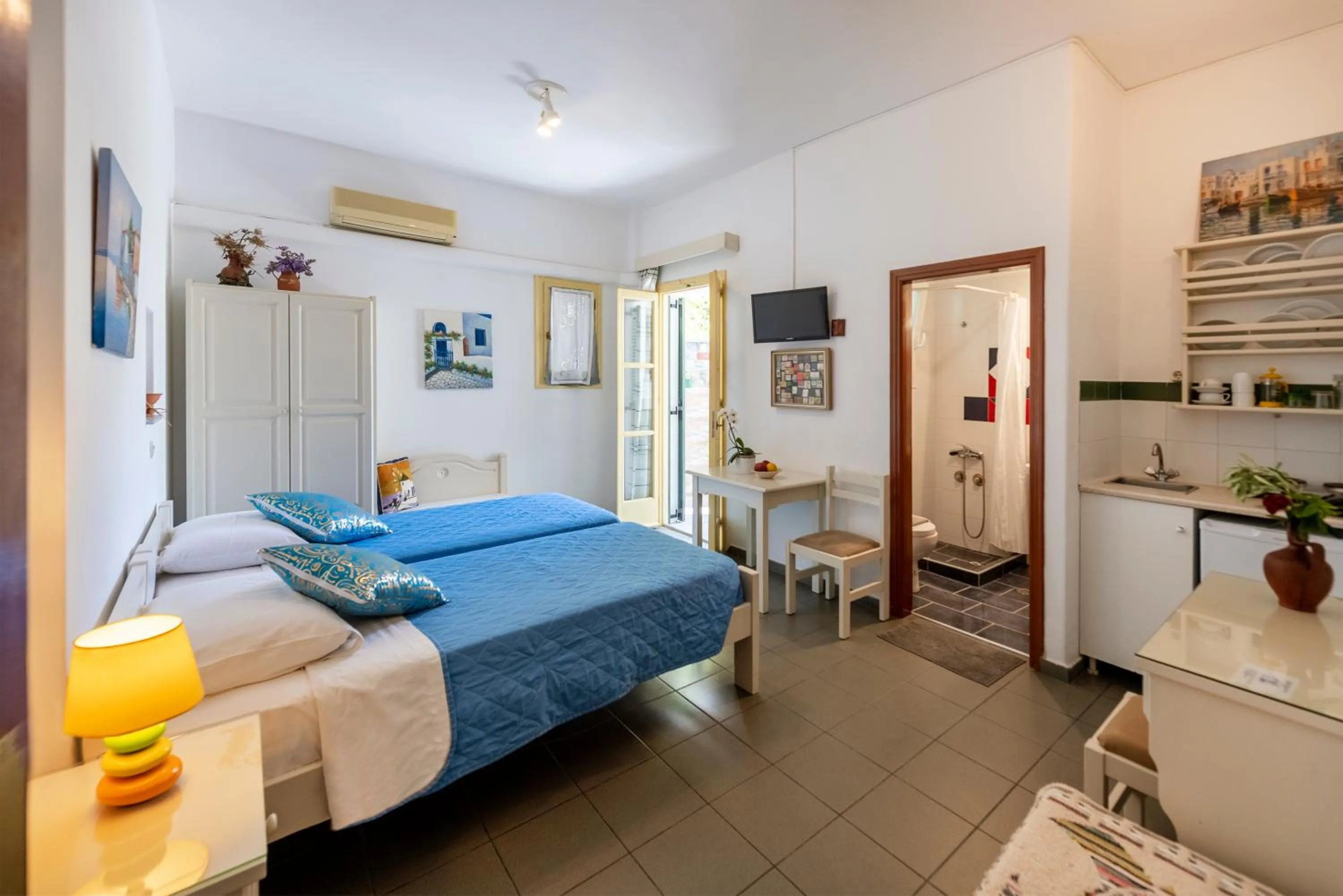 Photo of the whole room, Bed in Margarita Studios