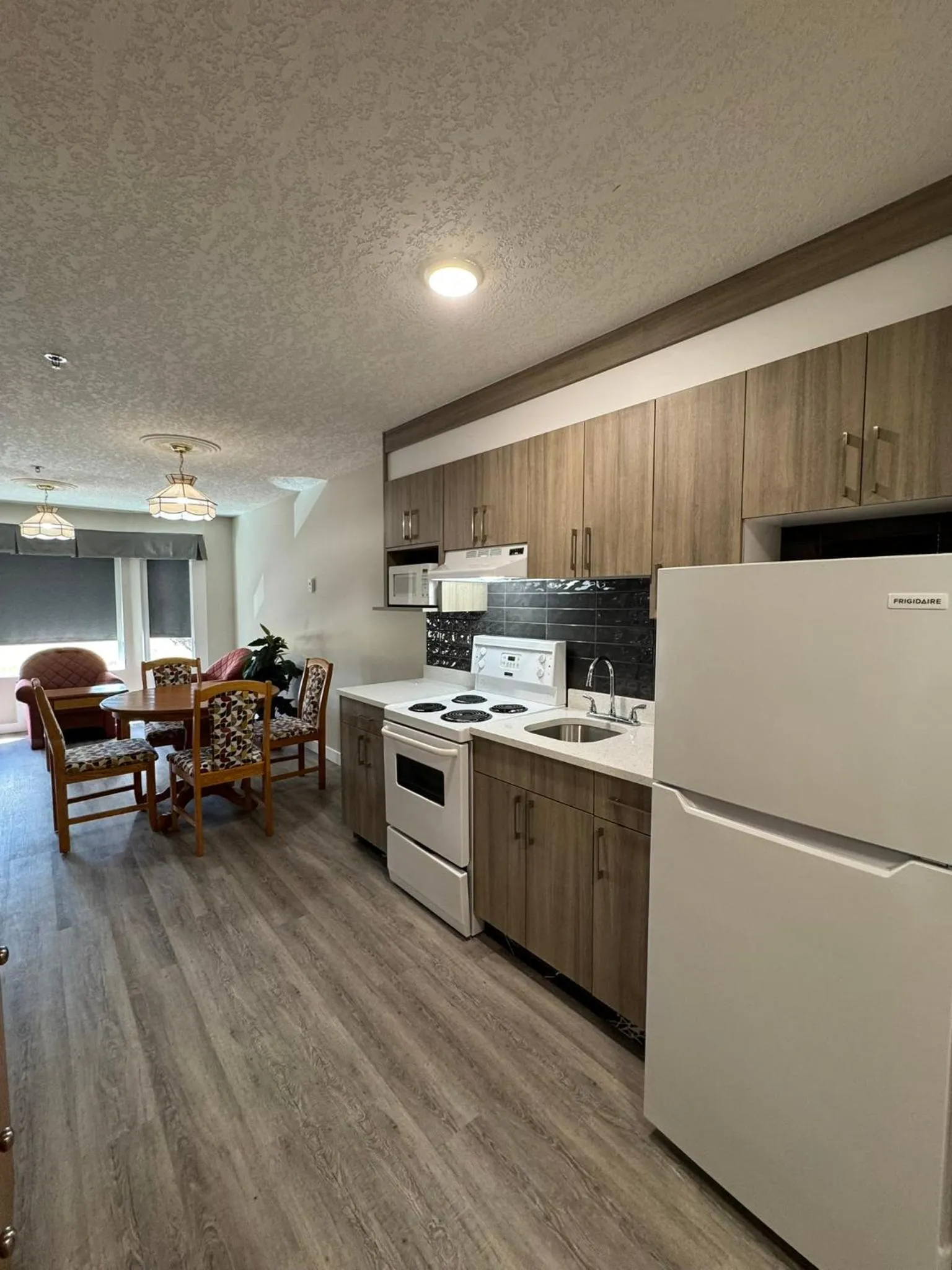 Kitchen or kitchenette in Western Budget Motel Leduc #3