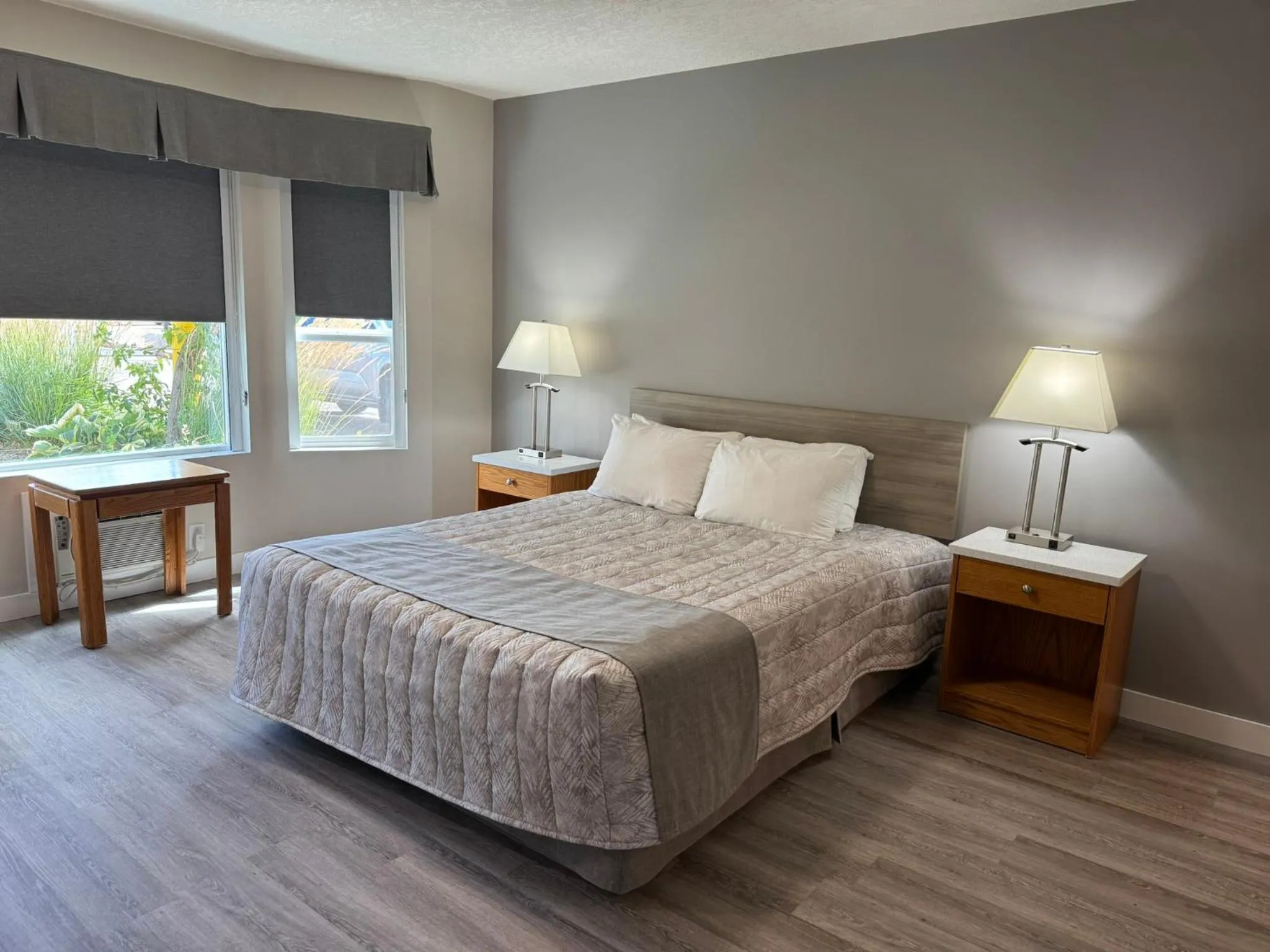 Bed in Western Budget Motel Leduc #3