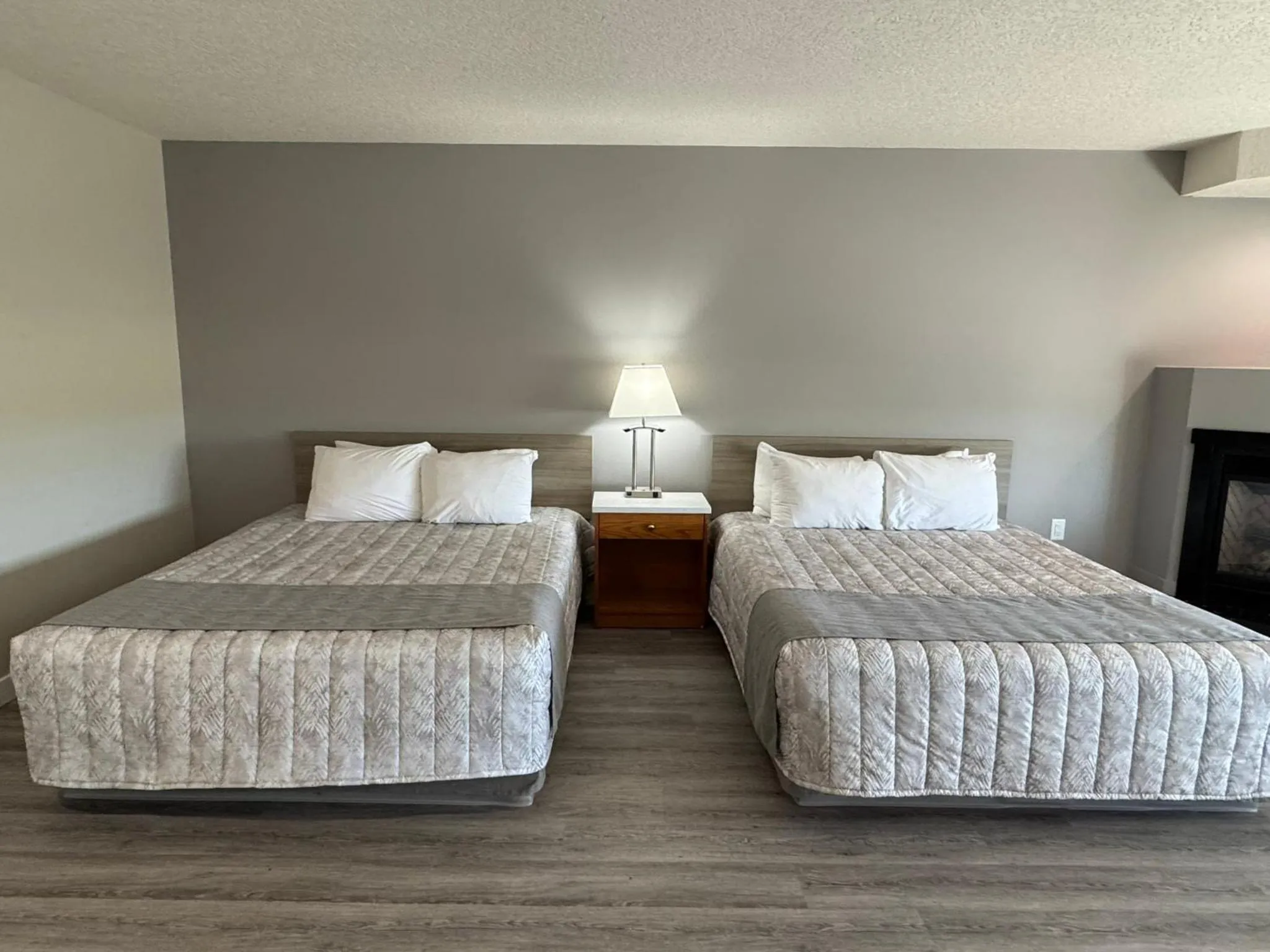 Bed in Western Budget Motel Leduc #3