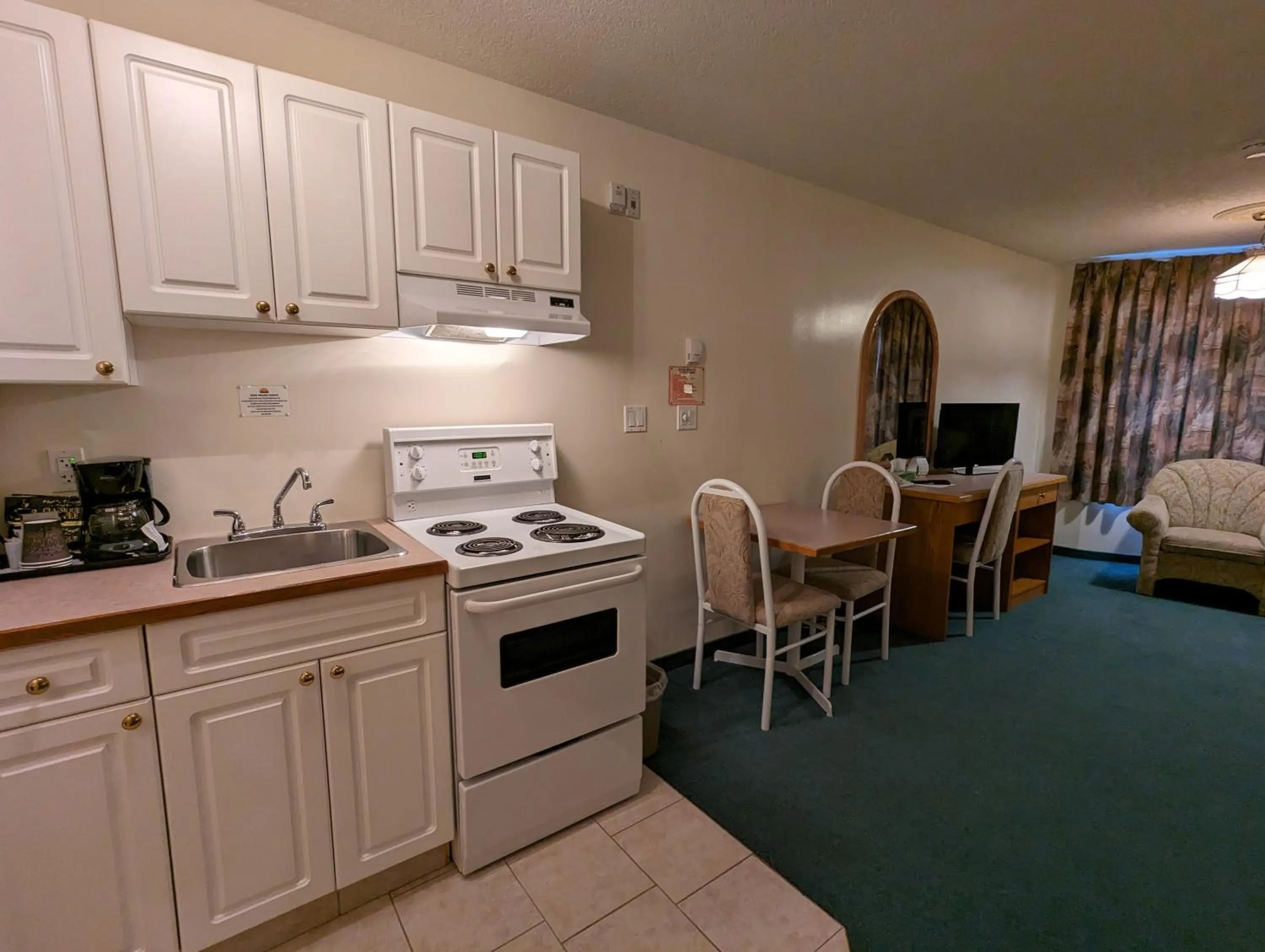 Queen Studio in Western Budget Motel Leduc #3