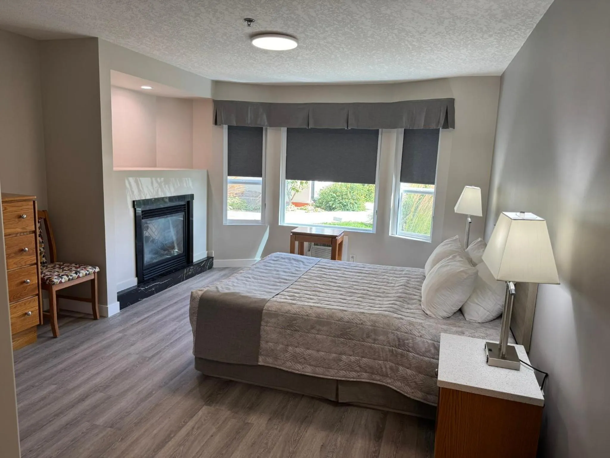 Bed in Western Budget Motel Leduc #3