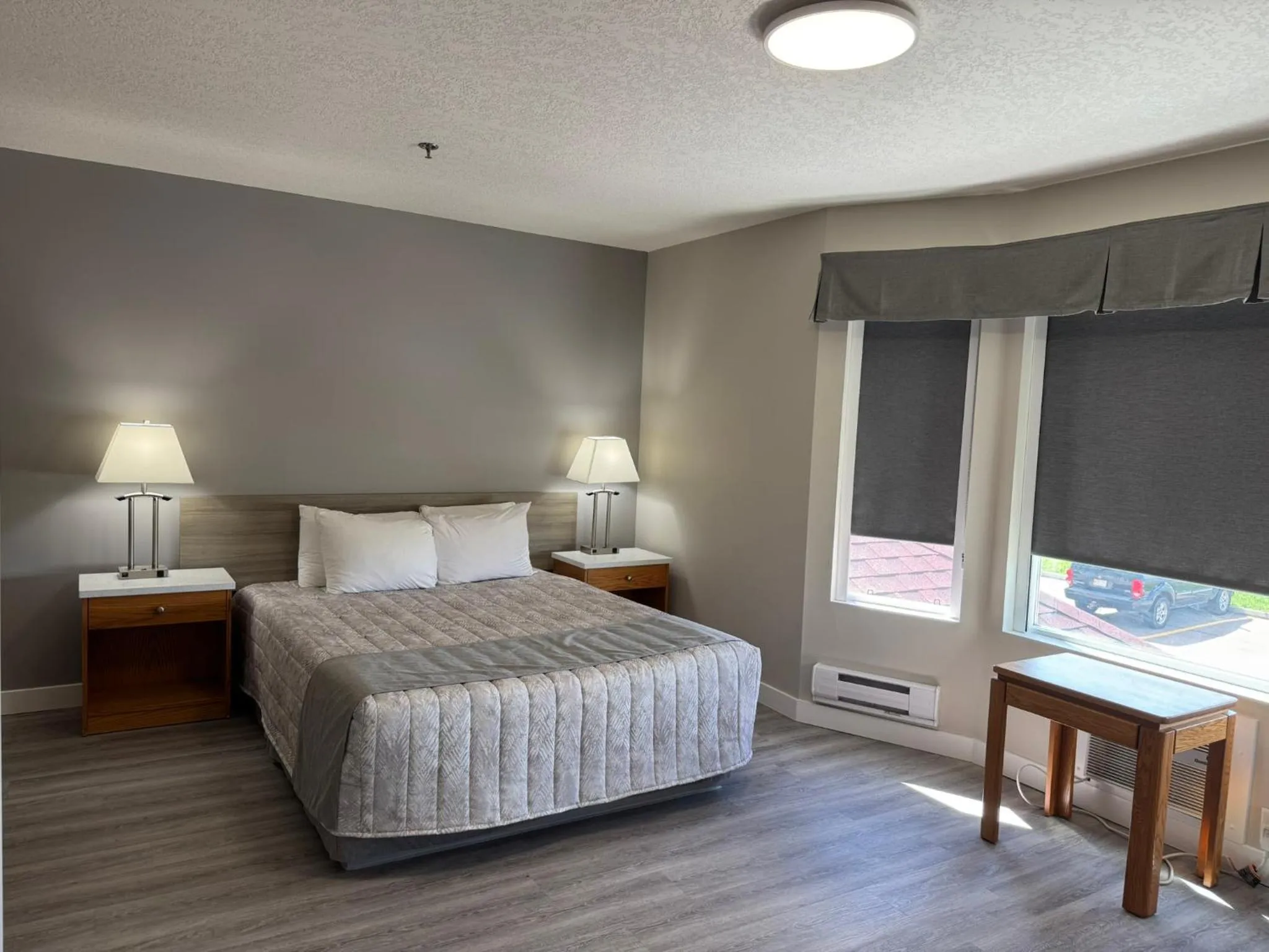 Bed in Western Budget Motel Leduc #3