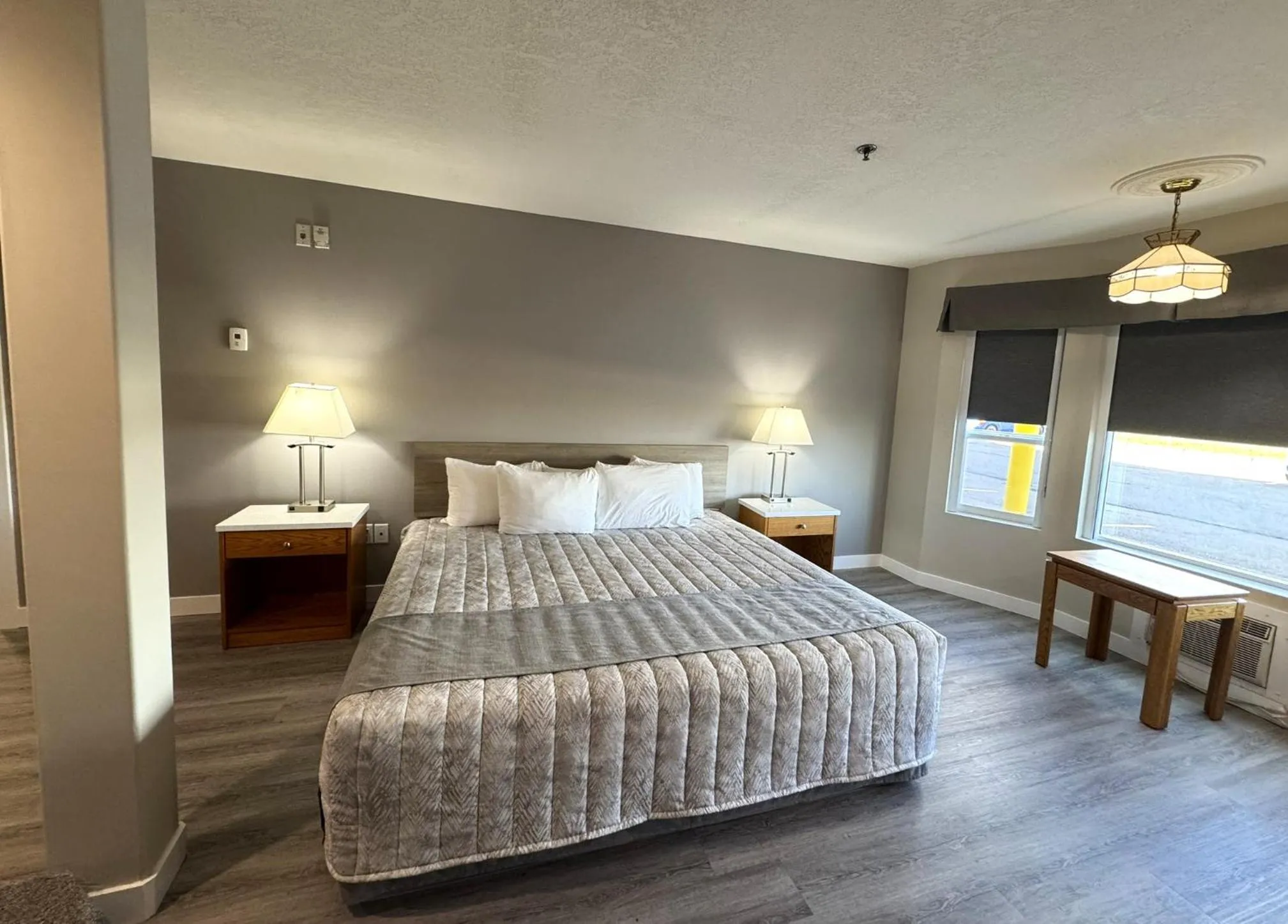 Bed in Western Budget Motel Leduc #3