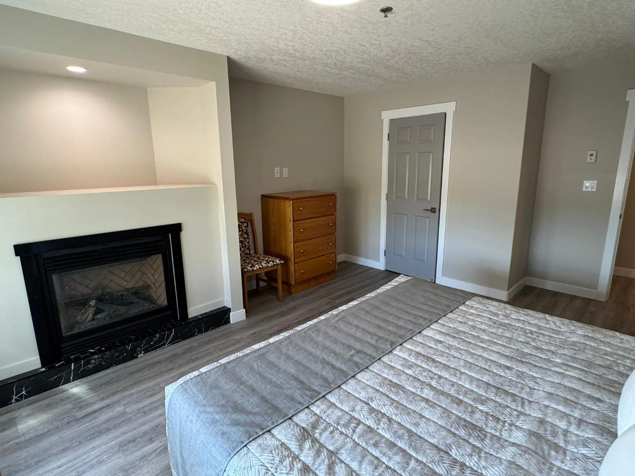 Bed in Western Budget Motel Leduc #3