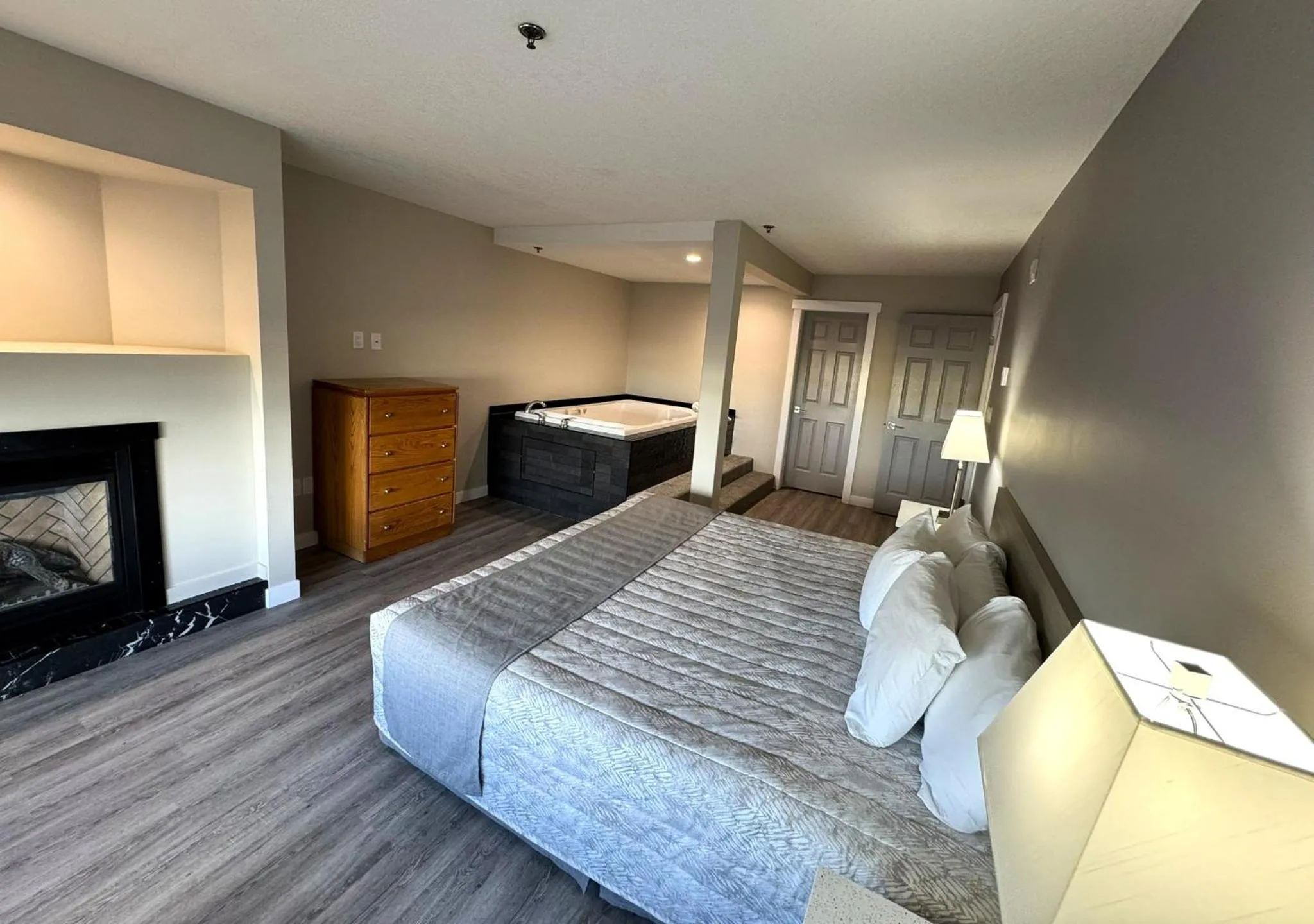 Photo of the whole room, Bed in Western Budget Motel Leduc #3