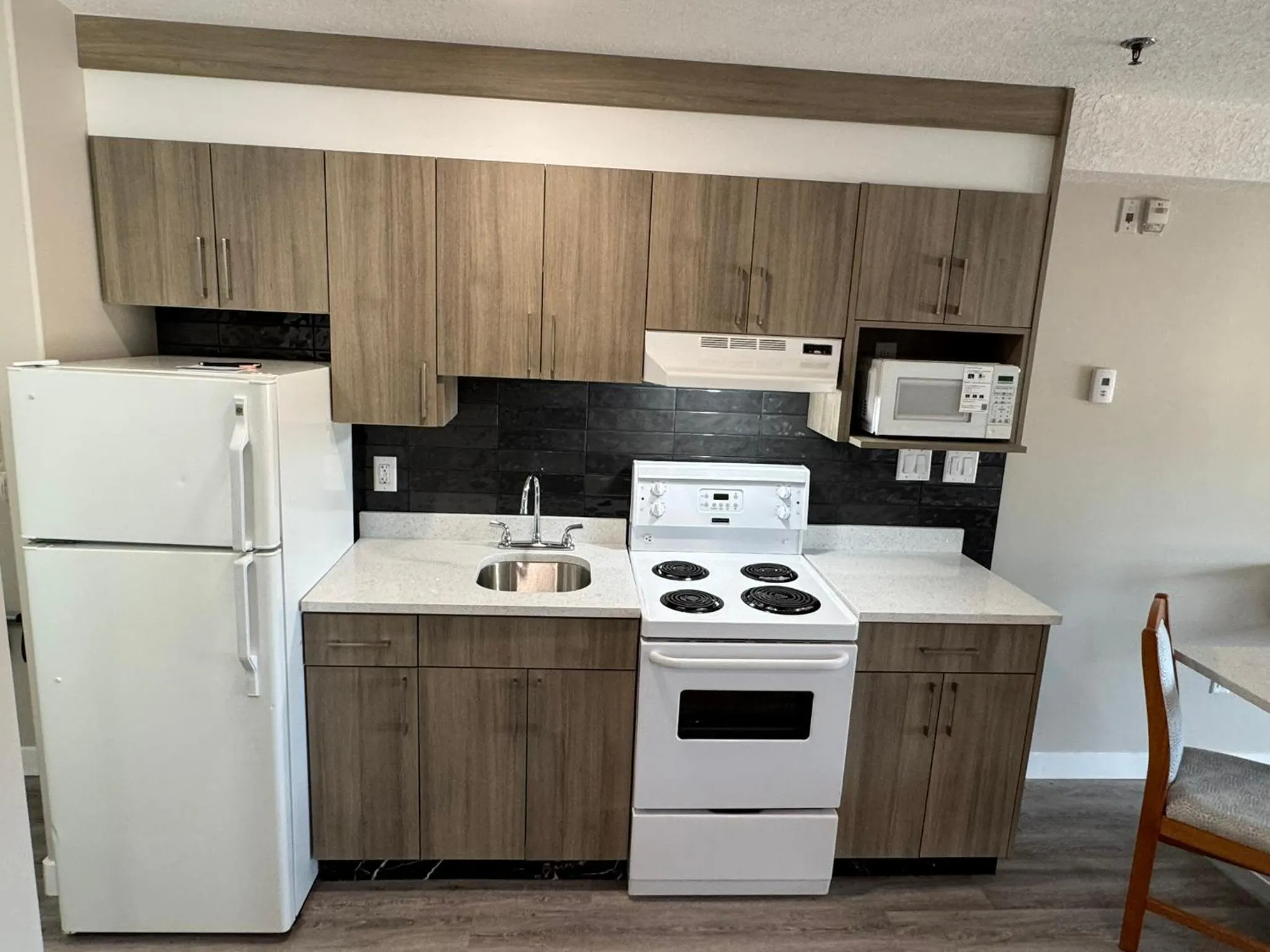 Kitchen or kitchenette in Western Budget Motel Leduc #3