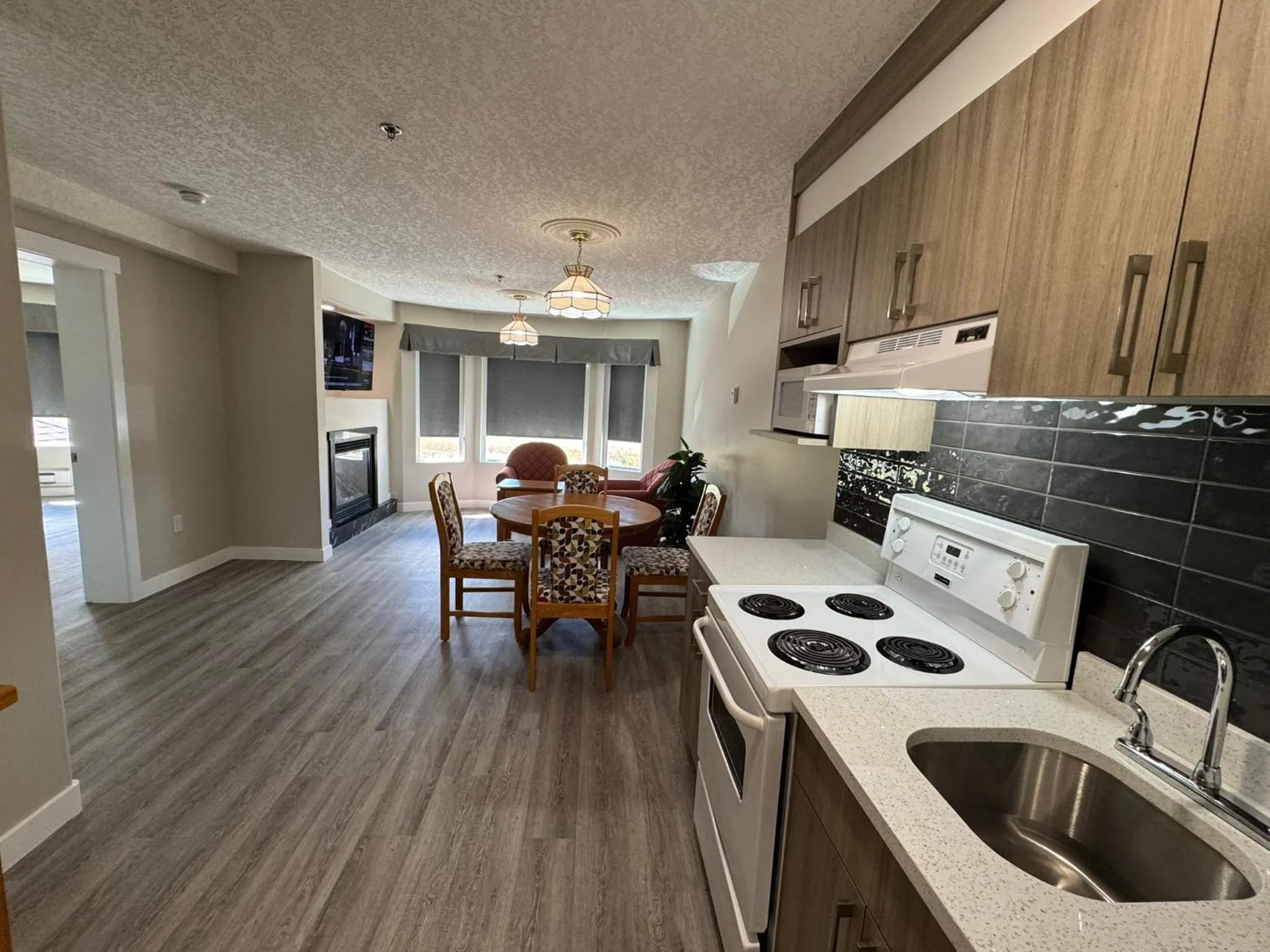 Kitchen or kitchenette in Western Budget Motel Leduc #3