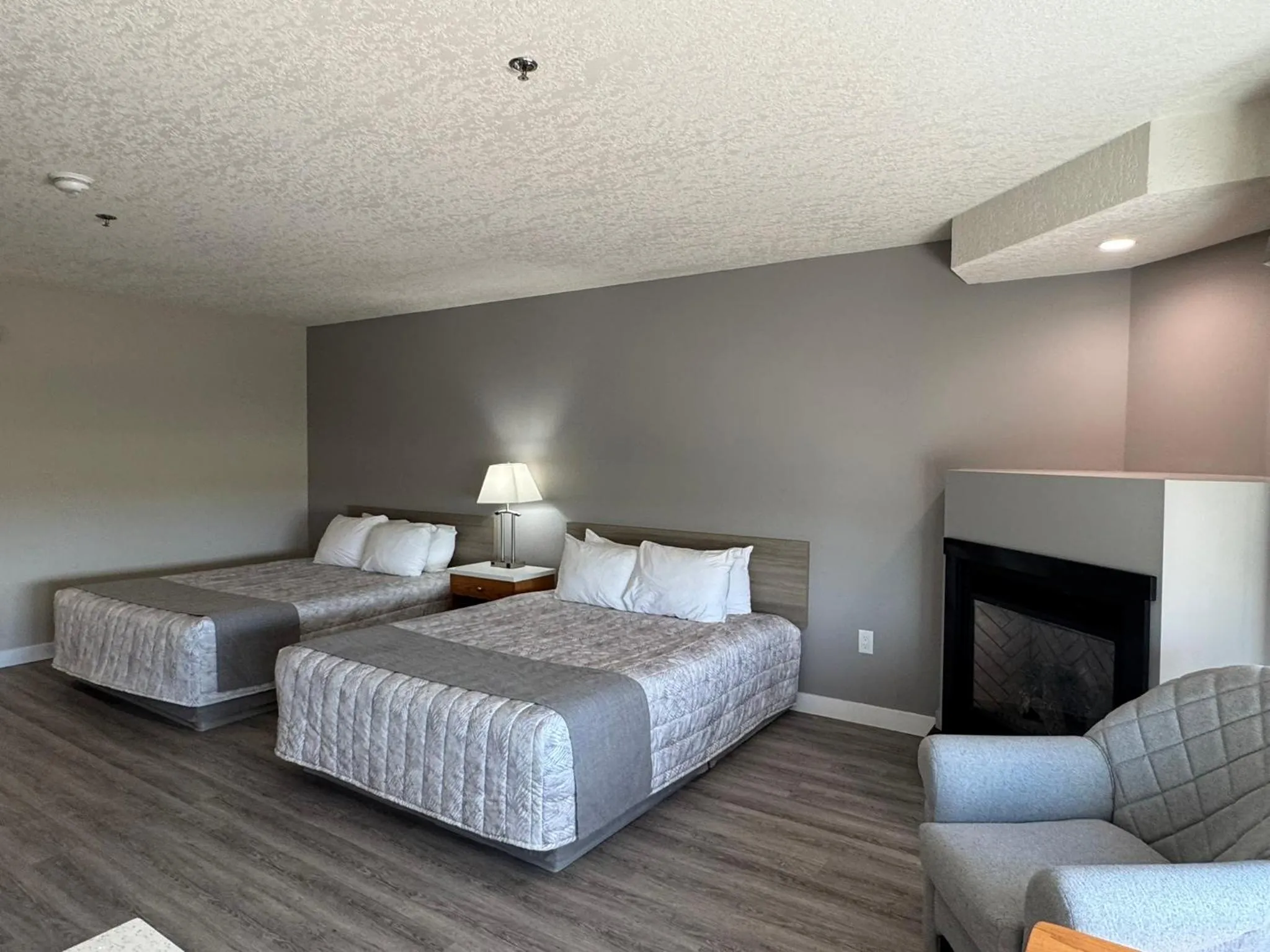 Photo of the whole room in Western Budget Motel Leduc #3