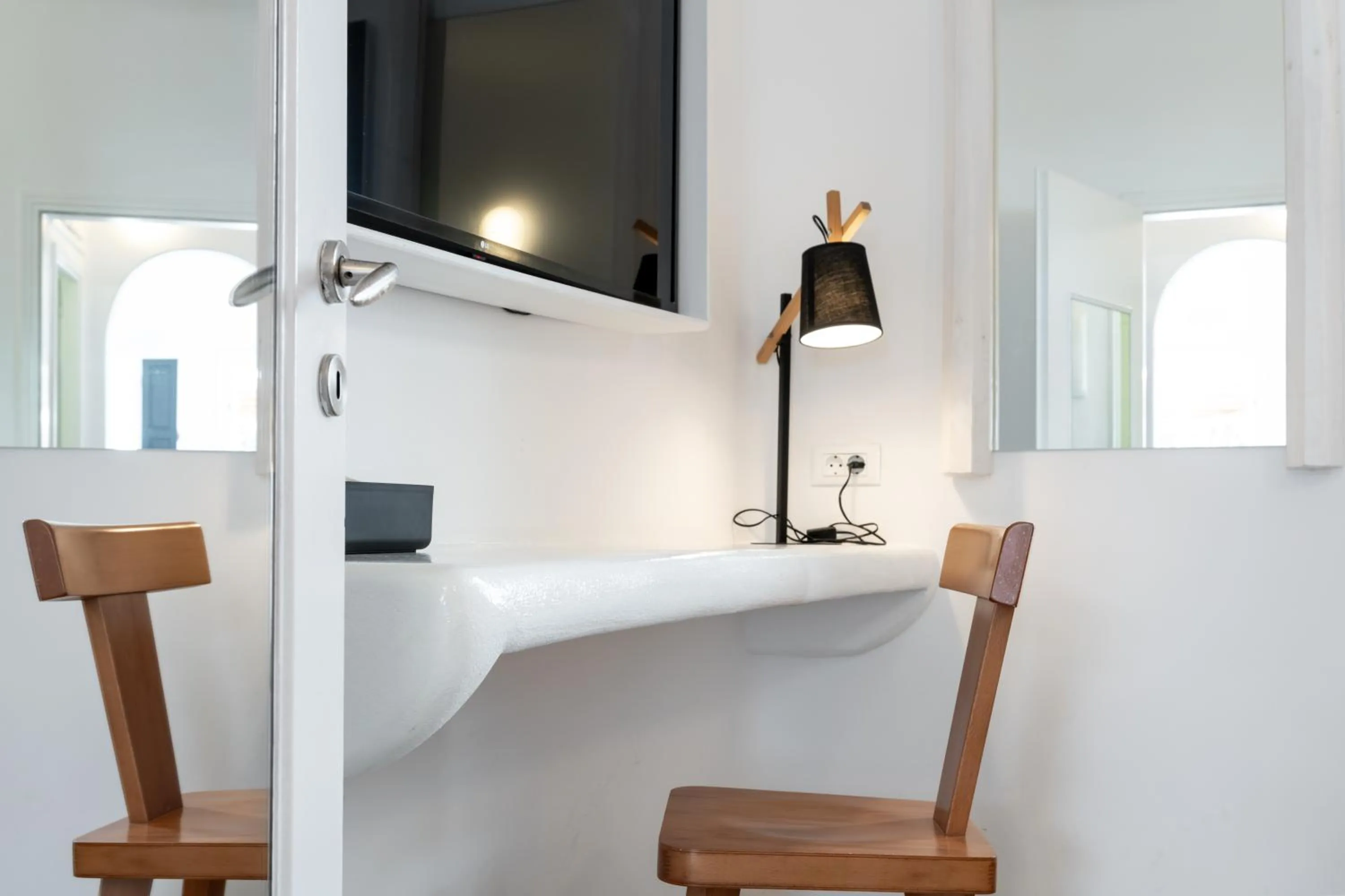 TV and multimedia in Amaze Suites