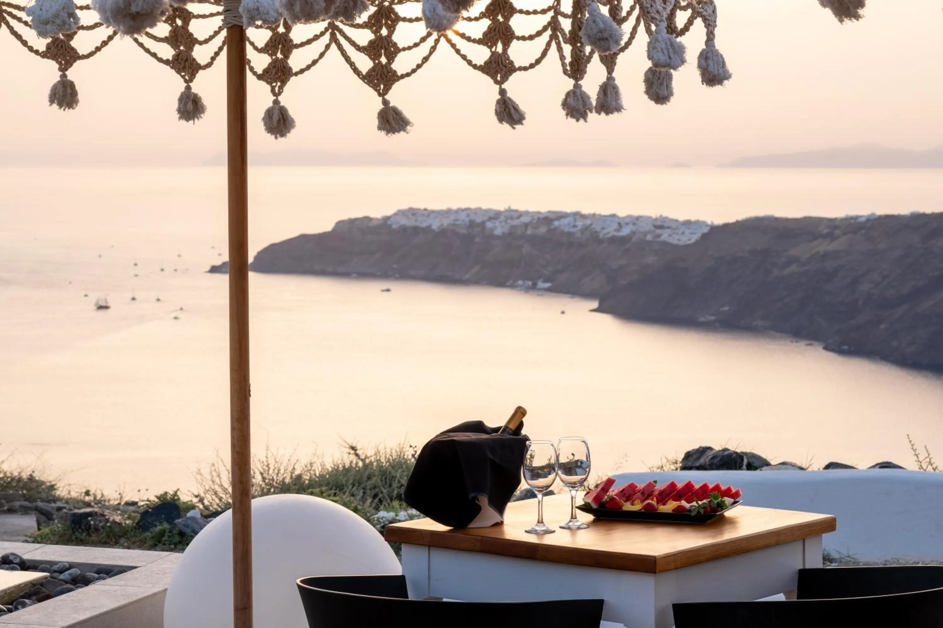 Restaurant/places to eat in Amaze Suites