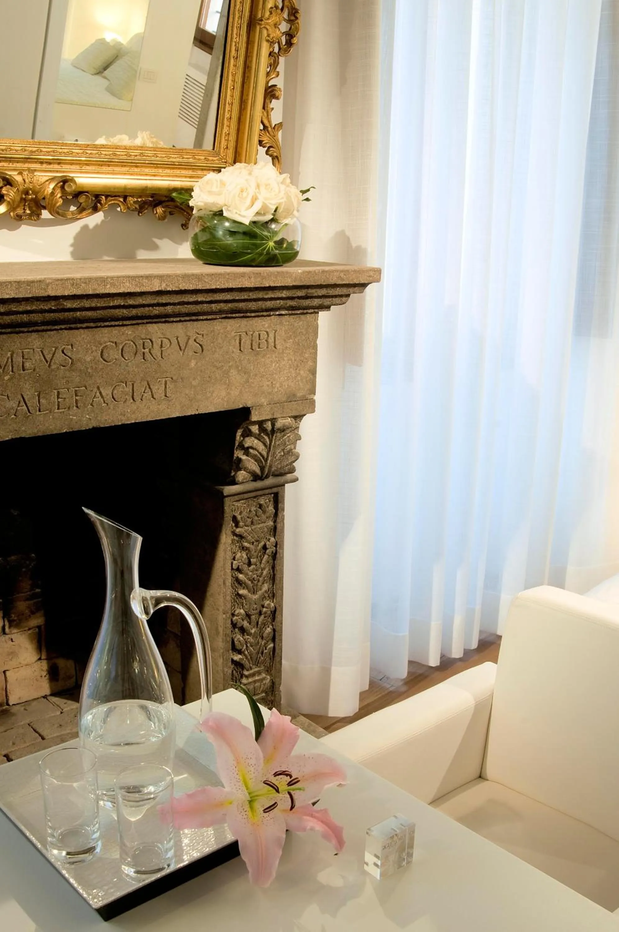 Decorative detail in Gigli D'Oro Suite