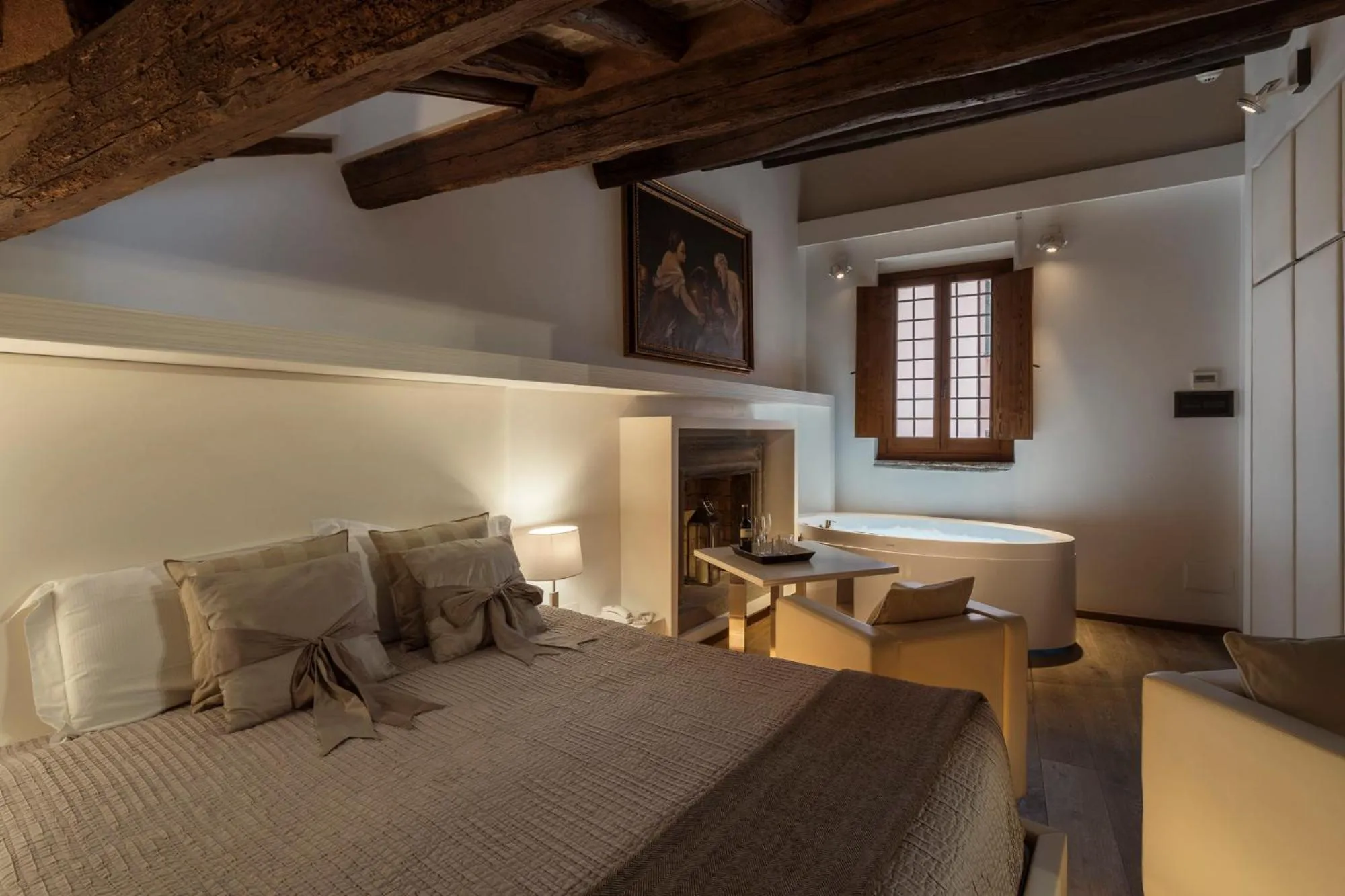 Hot Tub, Bed in Gigli D'Oro Suite