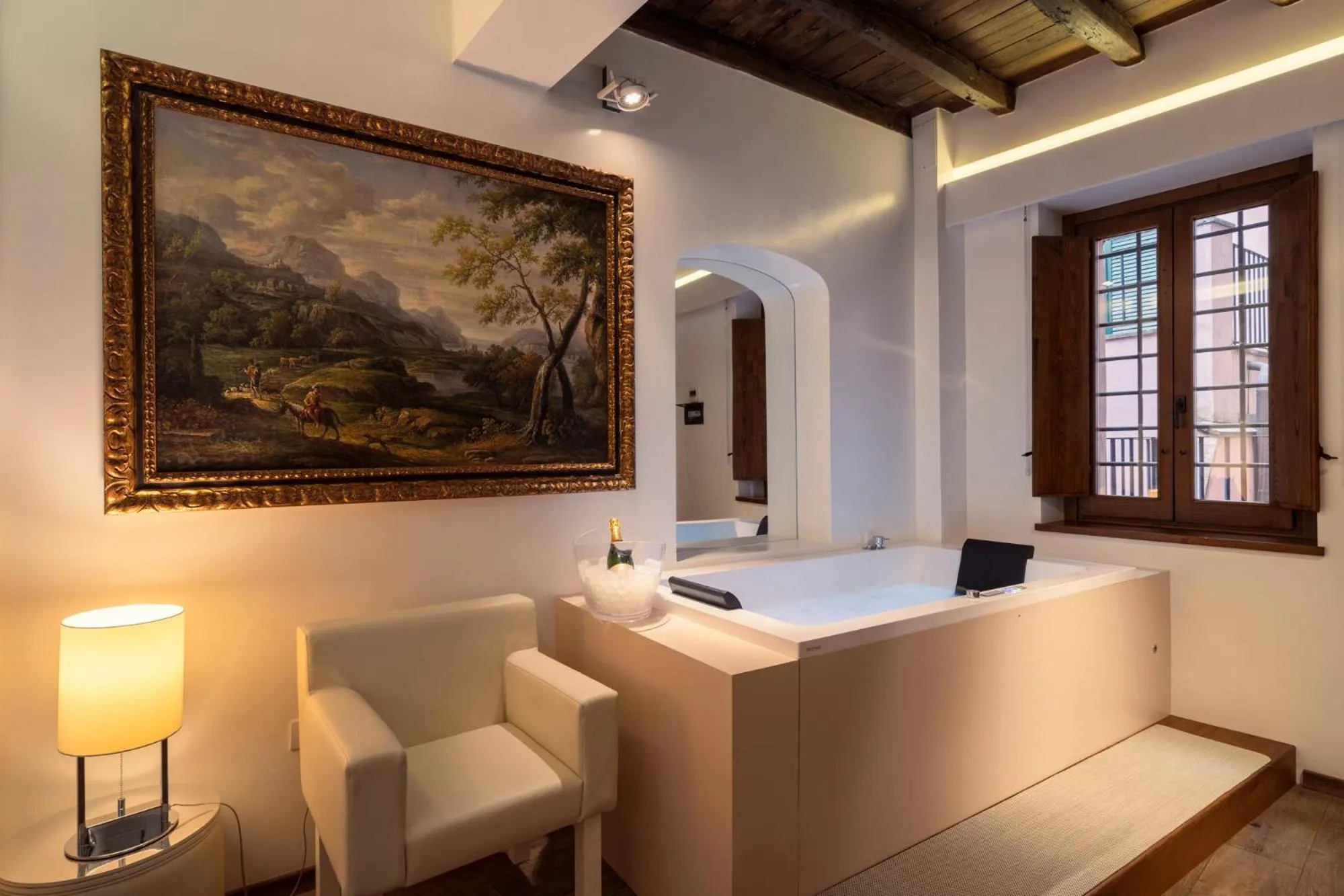 Hot Tub, Bed in Gigli D'Oro Suite
