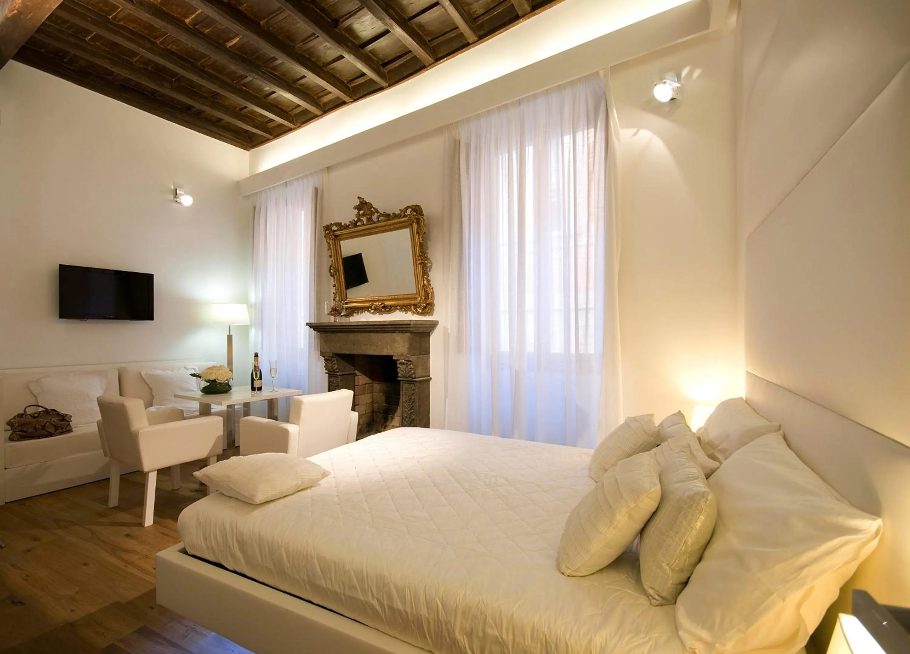 Bedroom, Bed in Gigli D'Oro Suite