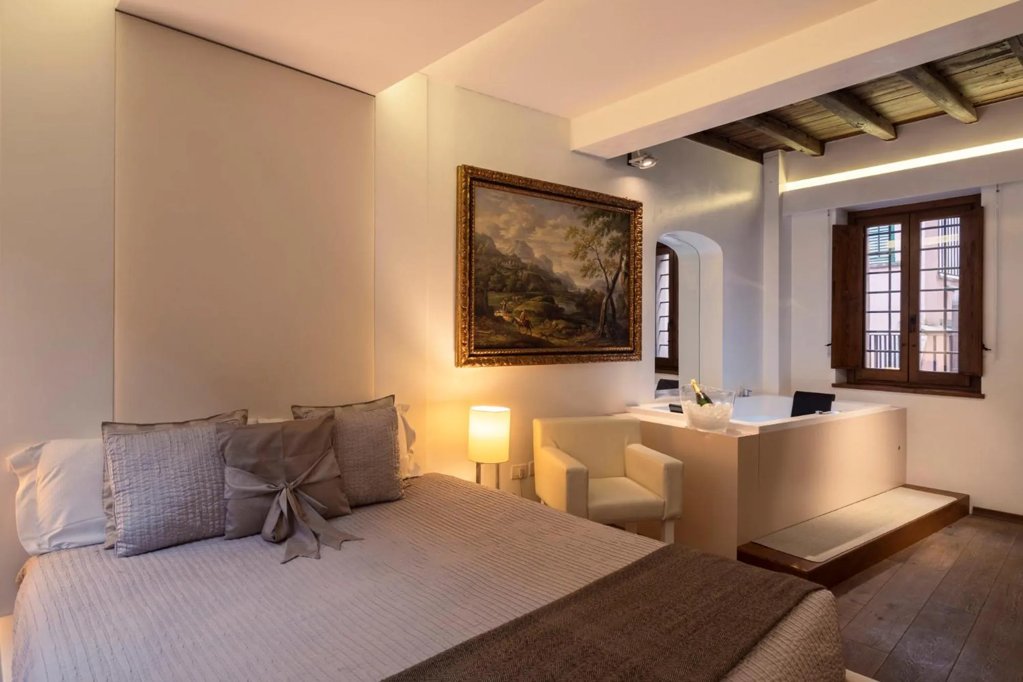 Hot Tub, Bed in Gigli D'Oro Suite