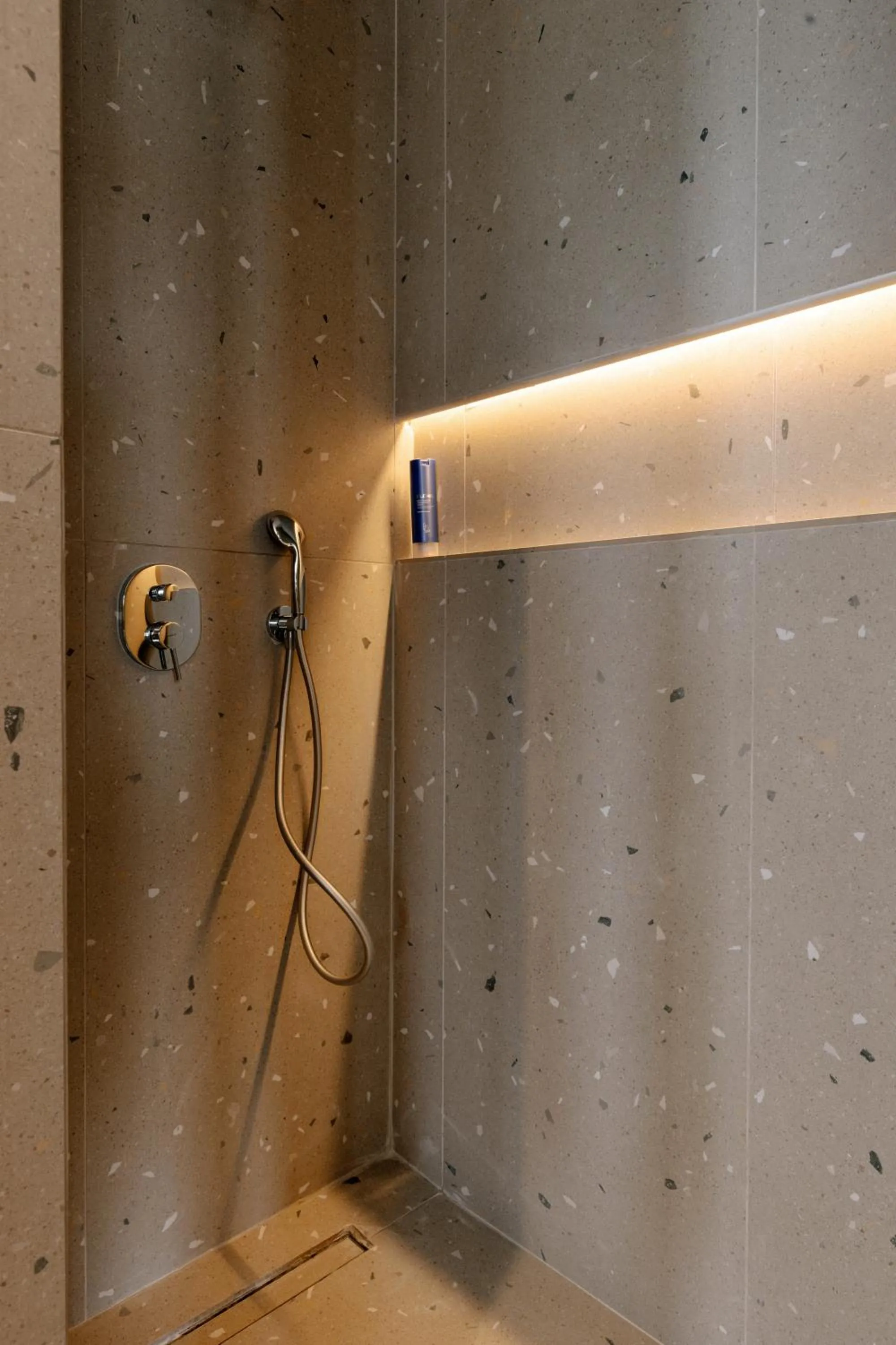 Shower in Pnoi Hotel