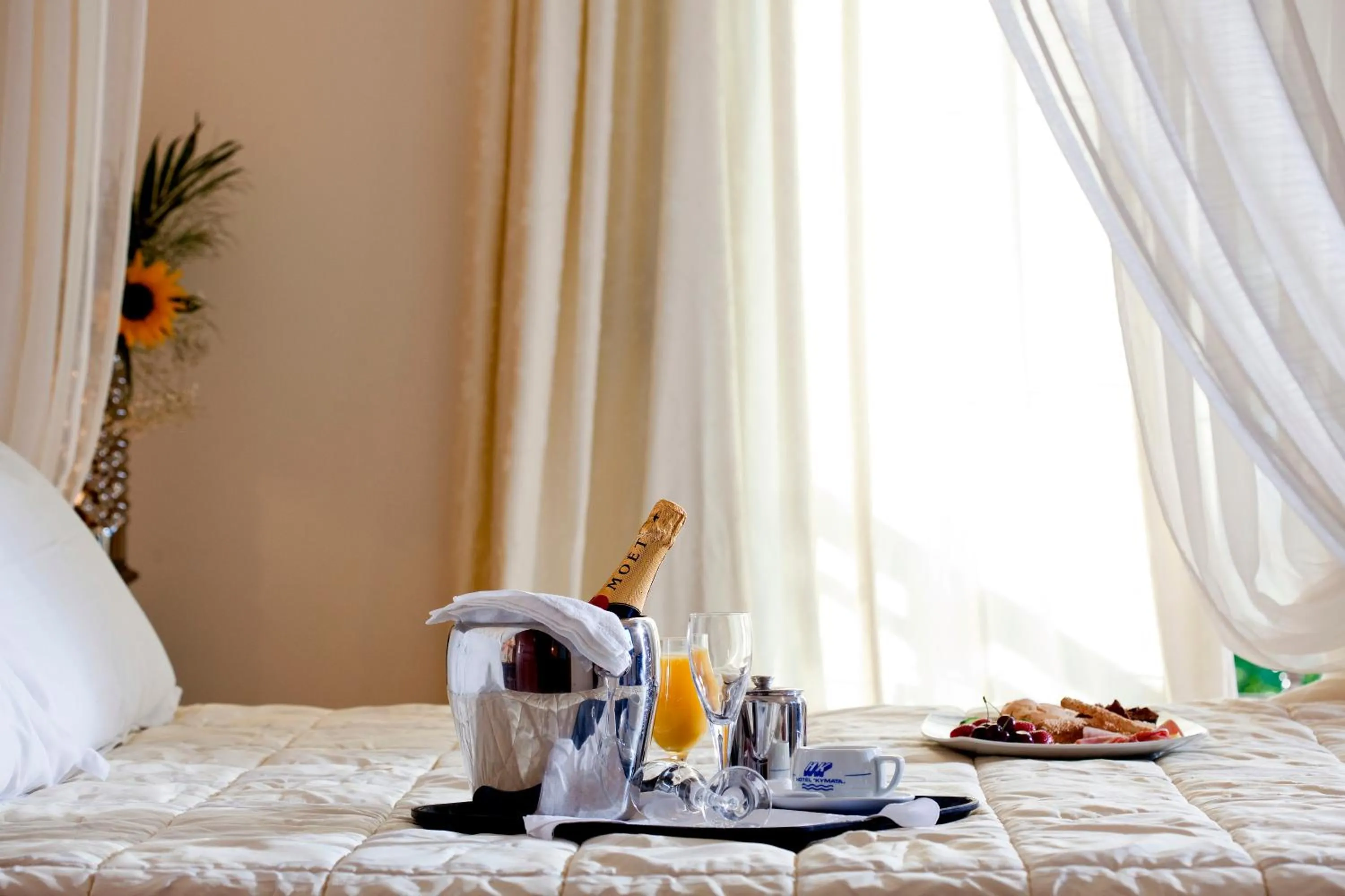 Breakfast, Bed in Kymata Hotel