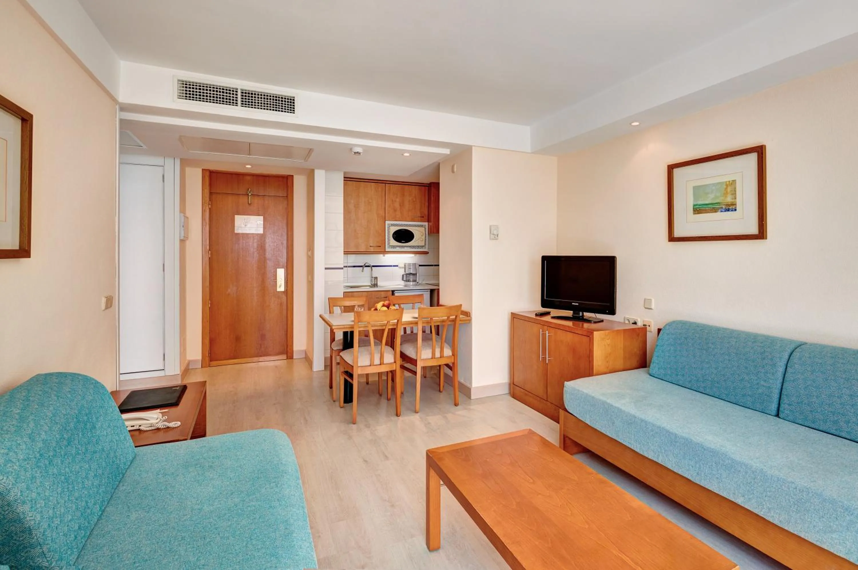 TV and multimedia in Hipotels Bahía Grande Aparthotel