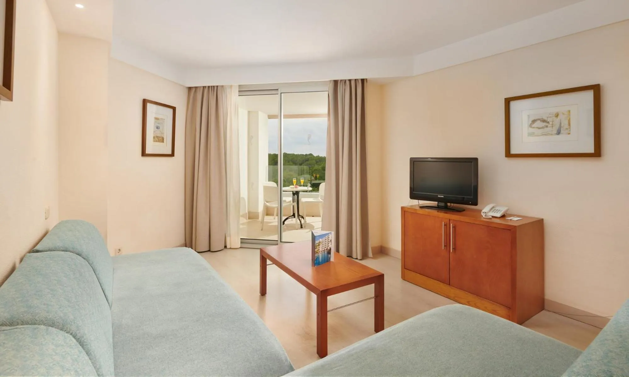 TV and multimedia in Hipotels Bahía Grande Aparthotel