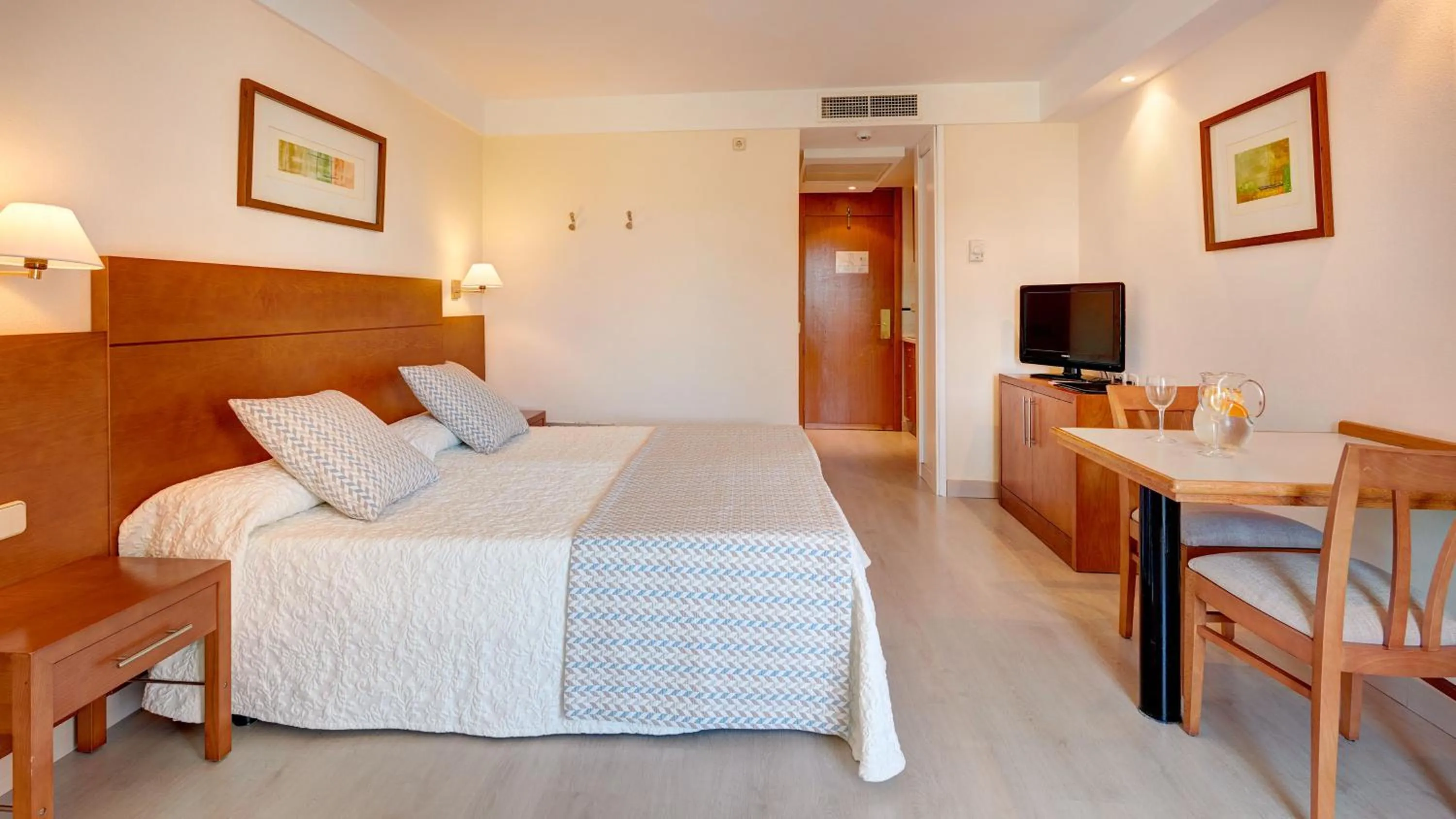 Bed in Hipotels Bahía Grande Aparthotel