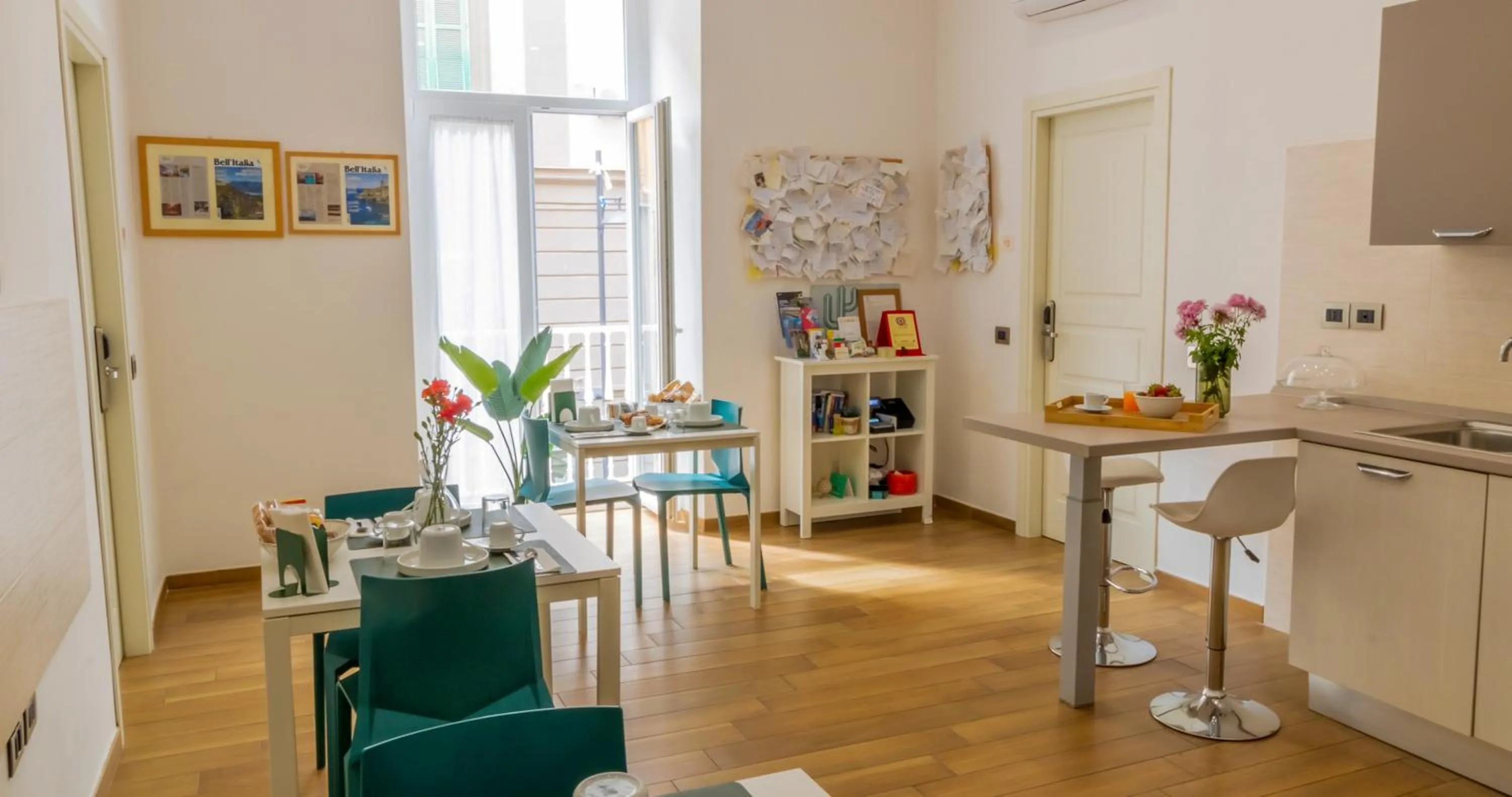 Communal lounge/ TV room in Musto Suites & Rooms